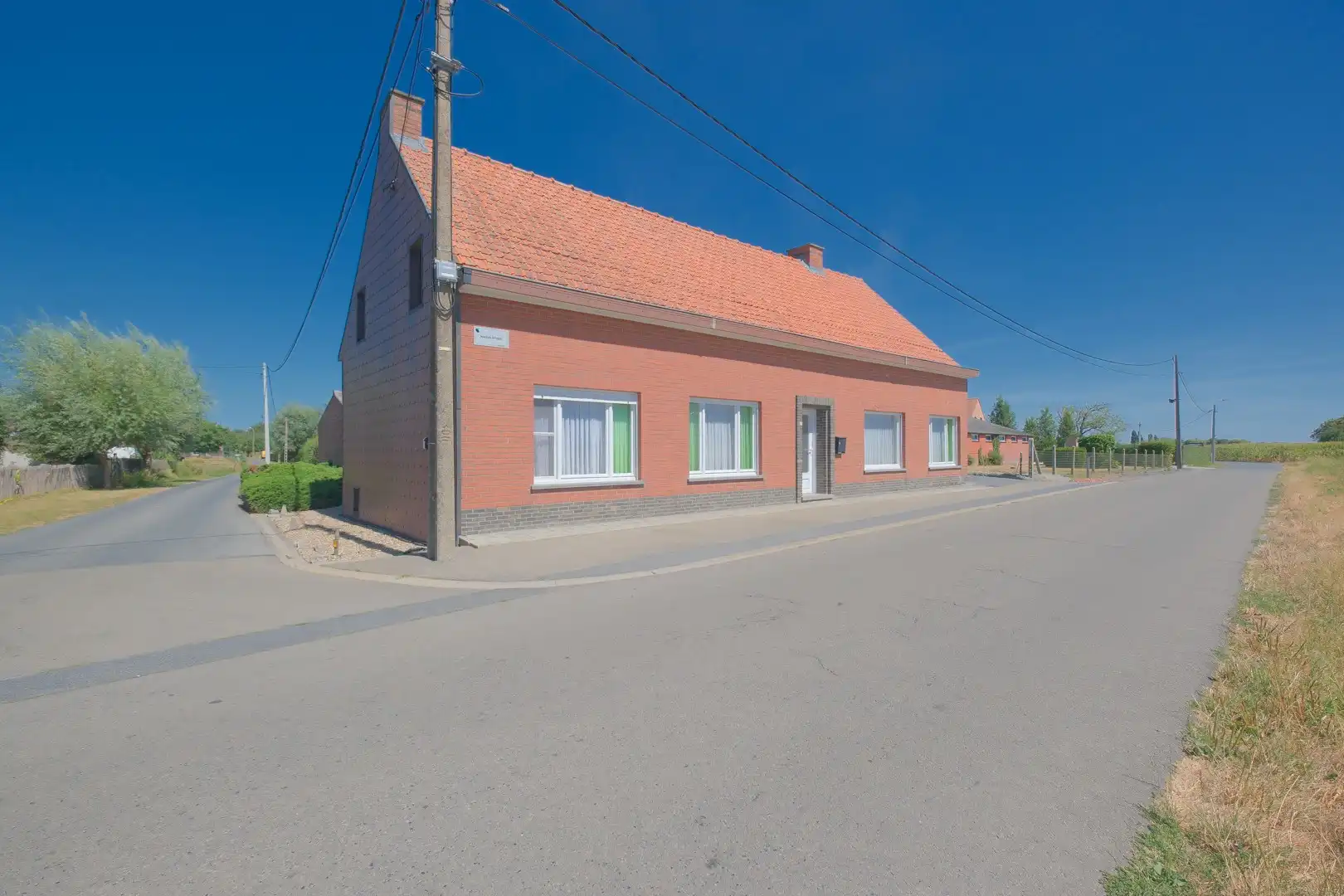 Kortemark - Rustig gelegen woning met 2 loodsen! foto 2