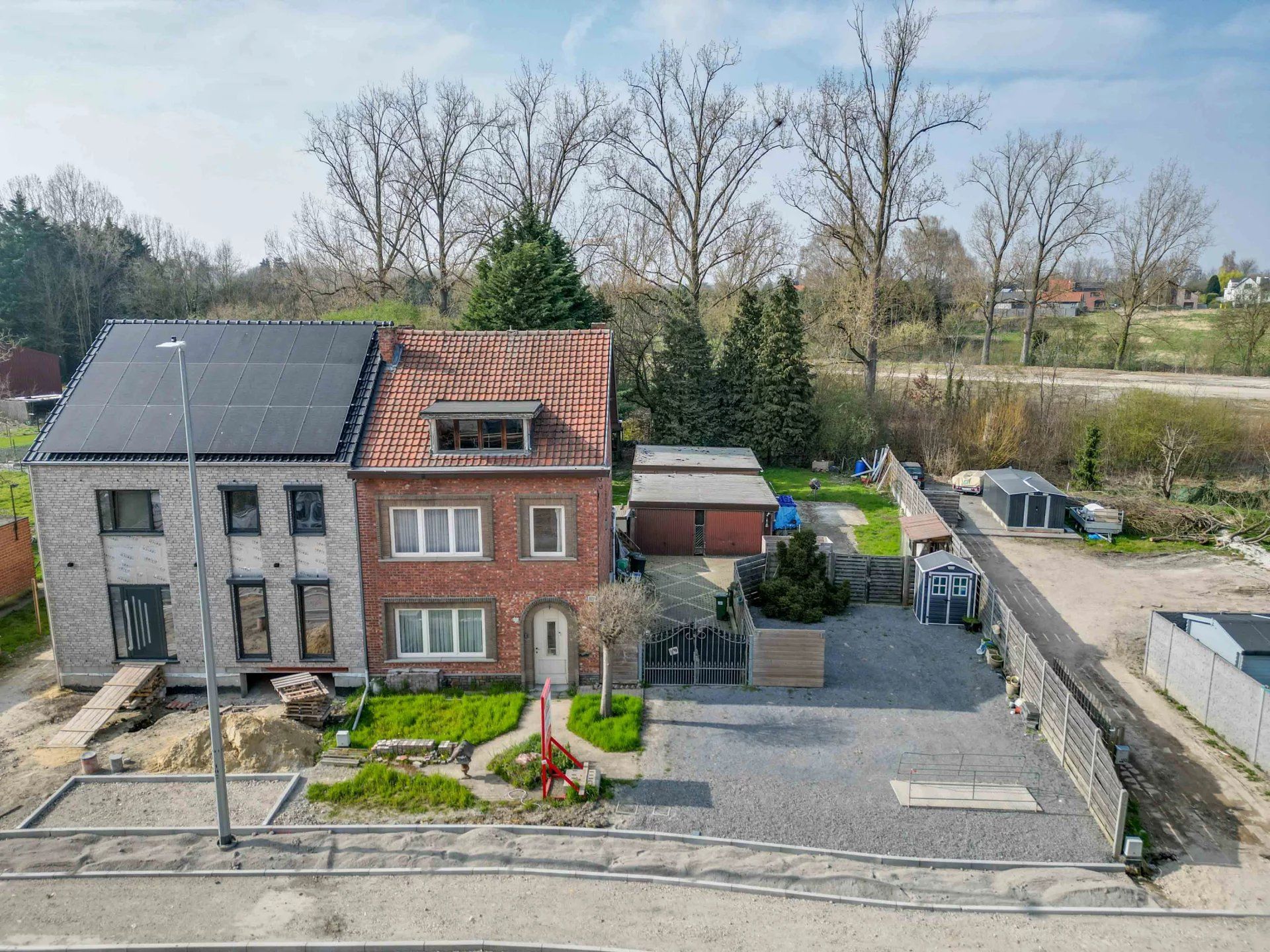 Hoofdfoto van de publicatie: Ruime, op te knappen woning aan de stadsrand