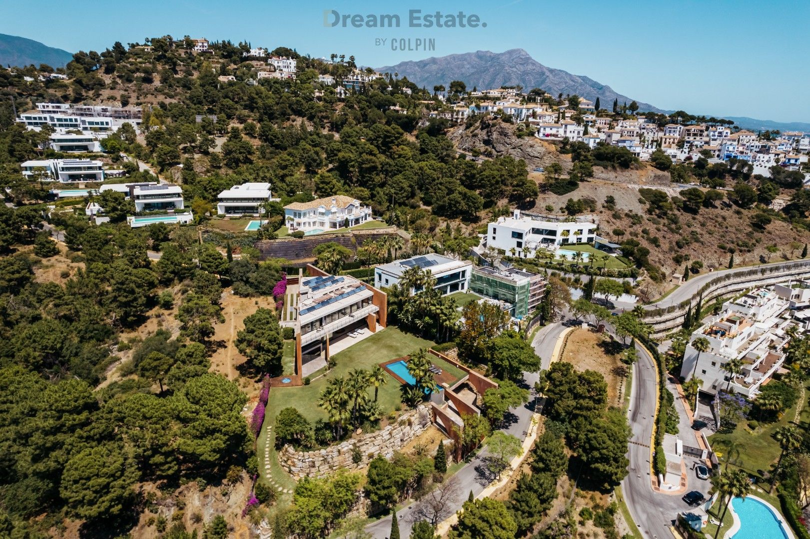 Deze uniek en ultramoderne villa is gelegen te La Reserva De Alcuzcuz, Benahavis. foto 3