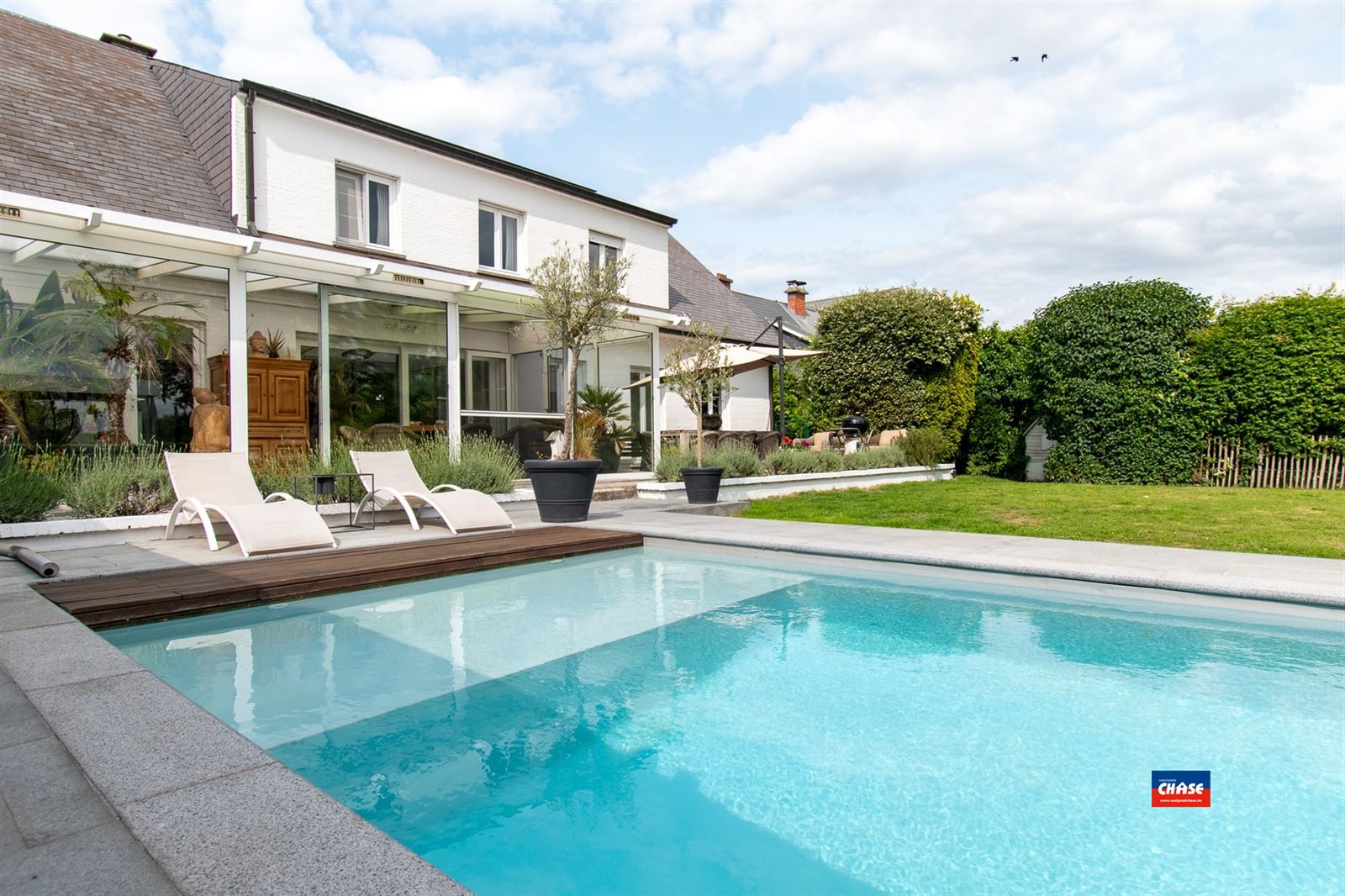 PRACHTIG LANDHUIS MET PRAKTIJKMOGELIJKHEDEN EN ZWEMBAD OP EEN TOTALE OPPERVLAKTE VAN 10a 50ca  foto 3