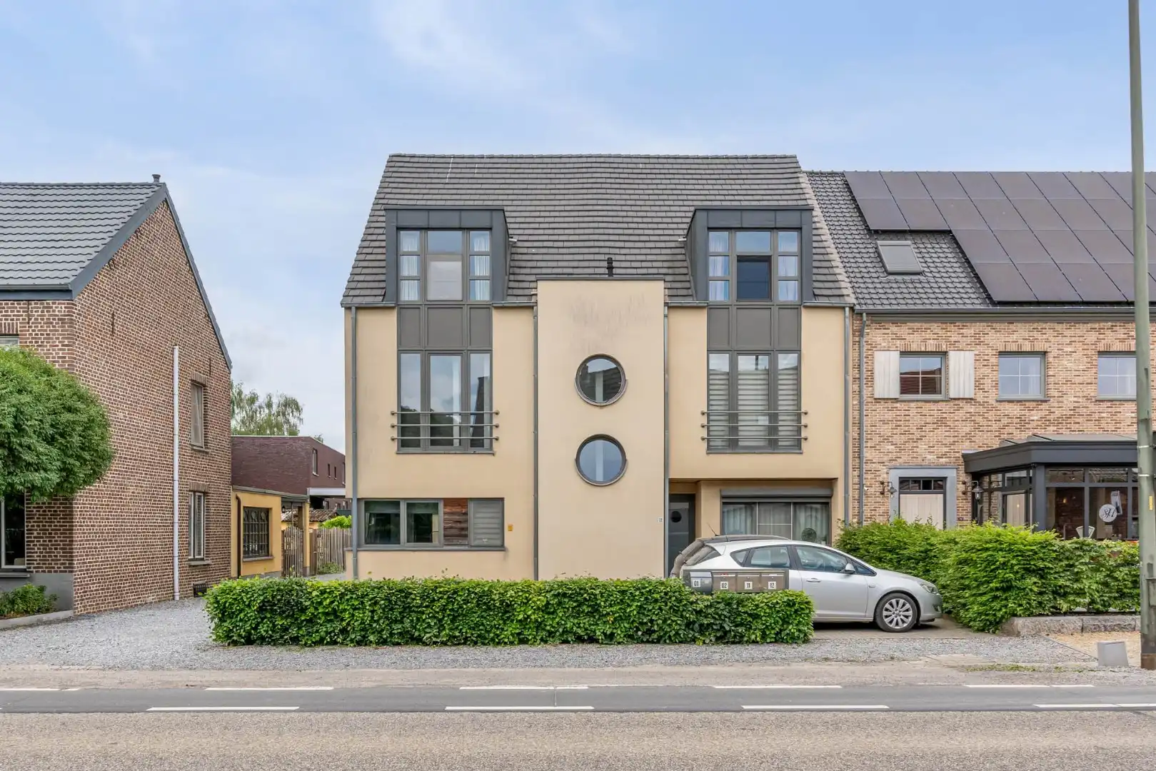 Gelijkvloers INVESTERINGSAPPARTEMENT vlakbij centrum met fraai terras en autostandplaats. foto 2