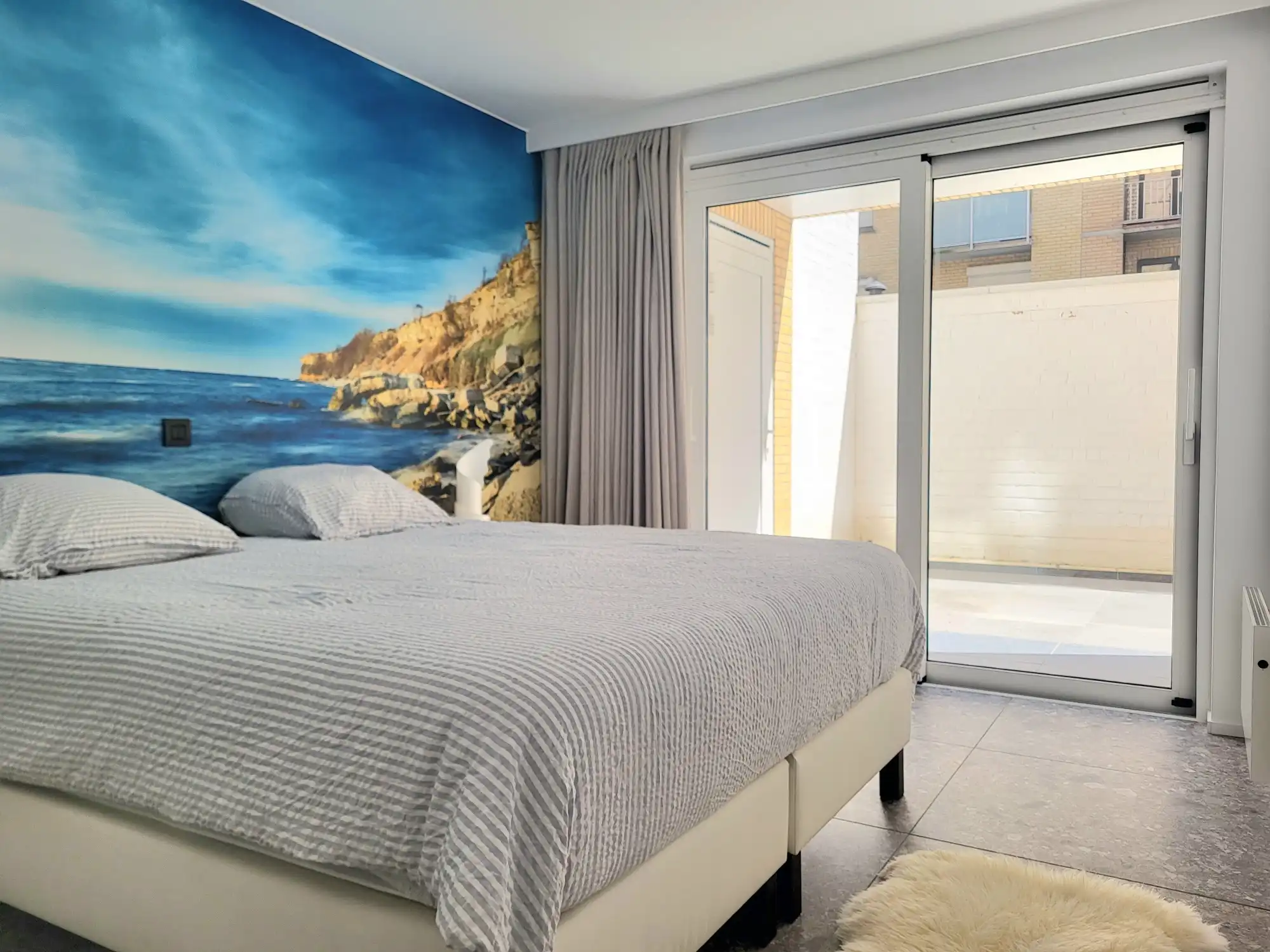 Prachtig gerenoveerd 3 slaapkamer appartement op de Zeedijk van Oostduinkerke te koop foto 6
