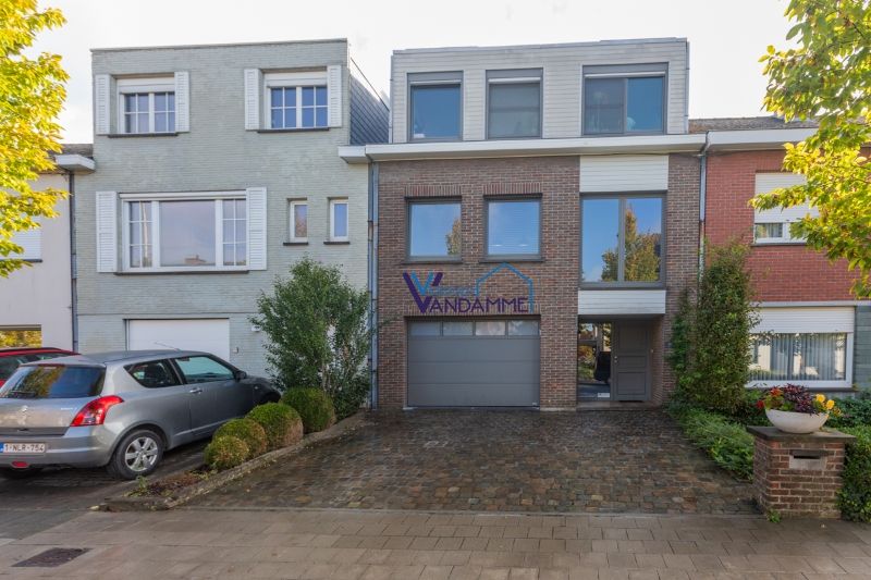 Residentieel gelegen, ruime woning met 3 slaapkamers, bureau, ruime garage, gezellige tuin...(zonnepanelen, thuisbatterij, energielabel C...) foto {{pictureIndex}}