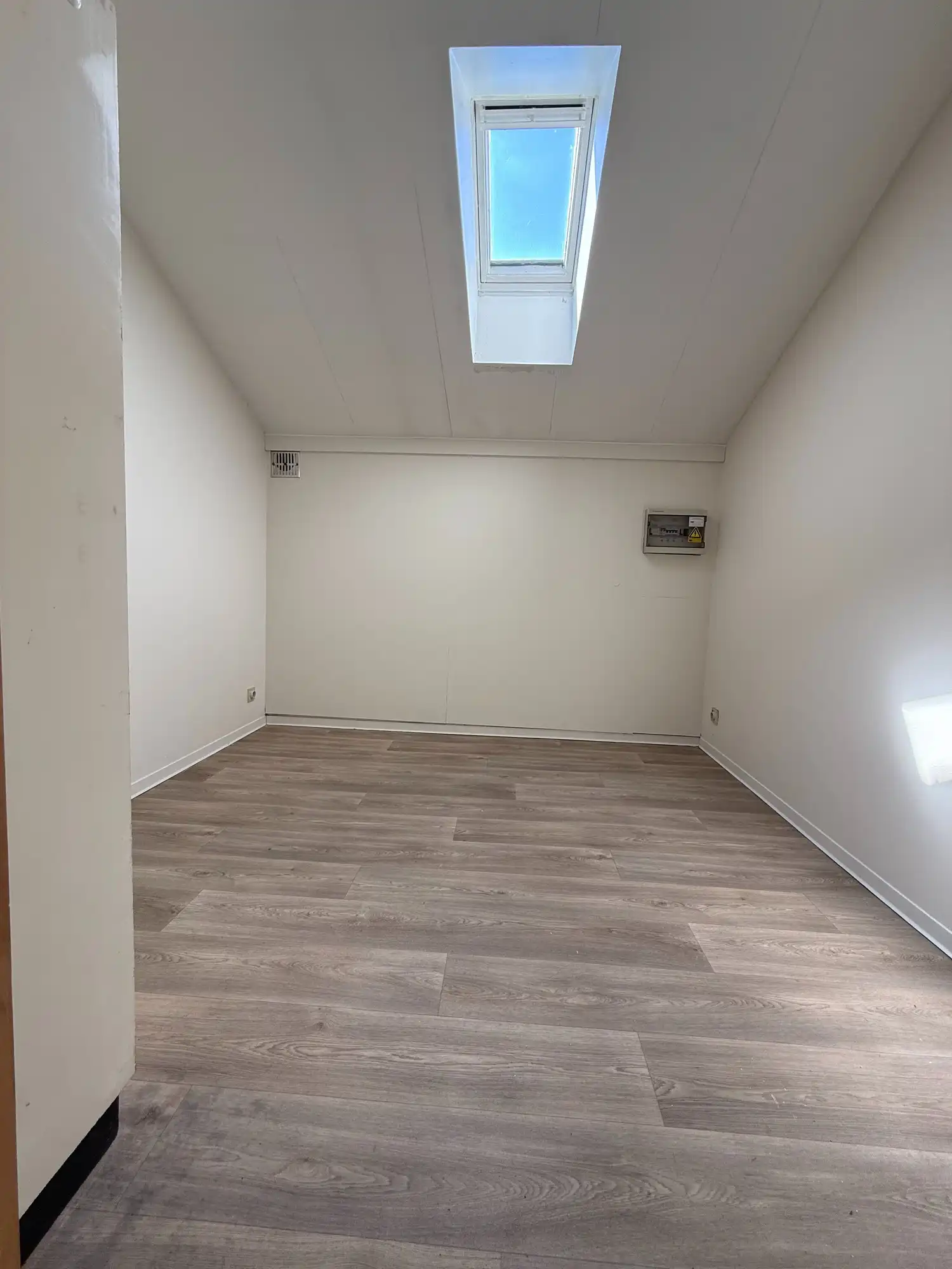 Pas herschilderde studio met aparte slaapkamer | Verhelststraat foto 5