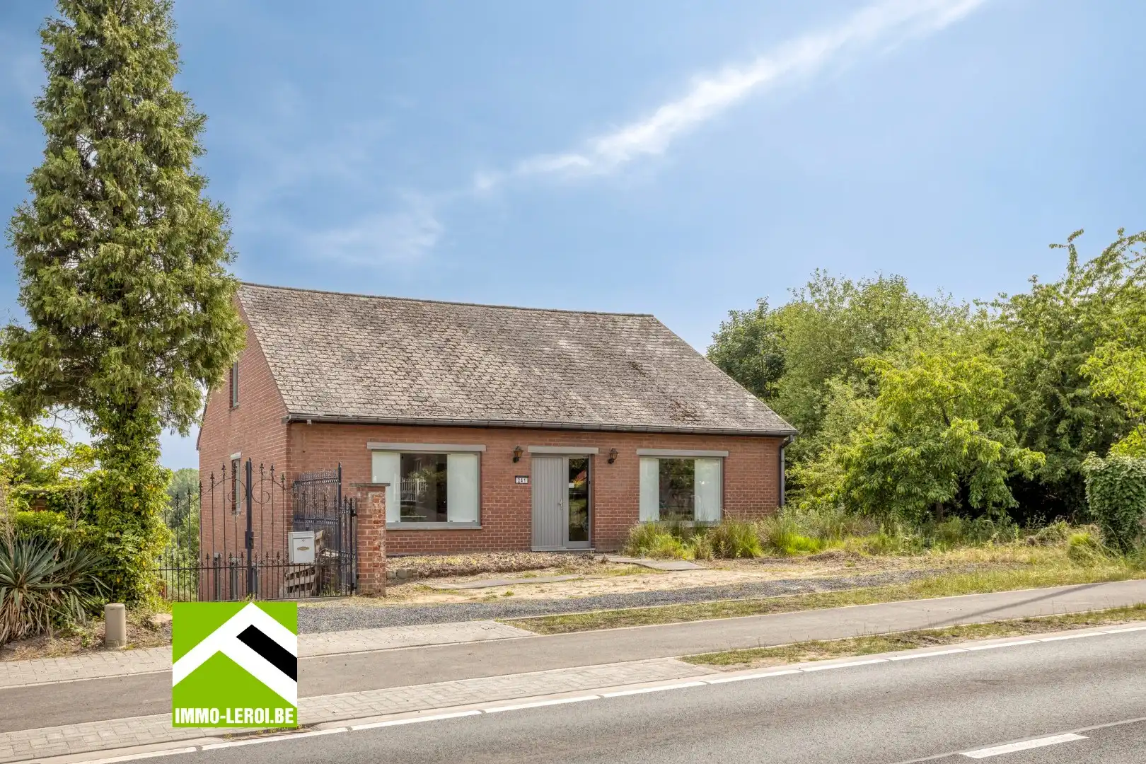 Energiezuinige schrijnwerkerswoning met maatwerk, grote tuin en volledige kelder foto {{pictureIndex}}