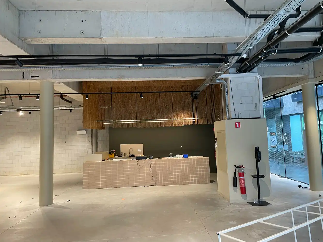 Handelsruimte of kantoorruimte te huur foto 9