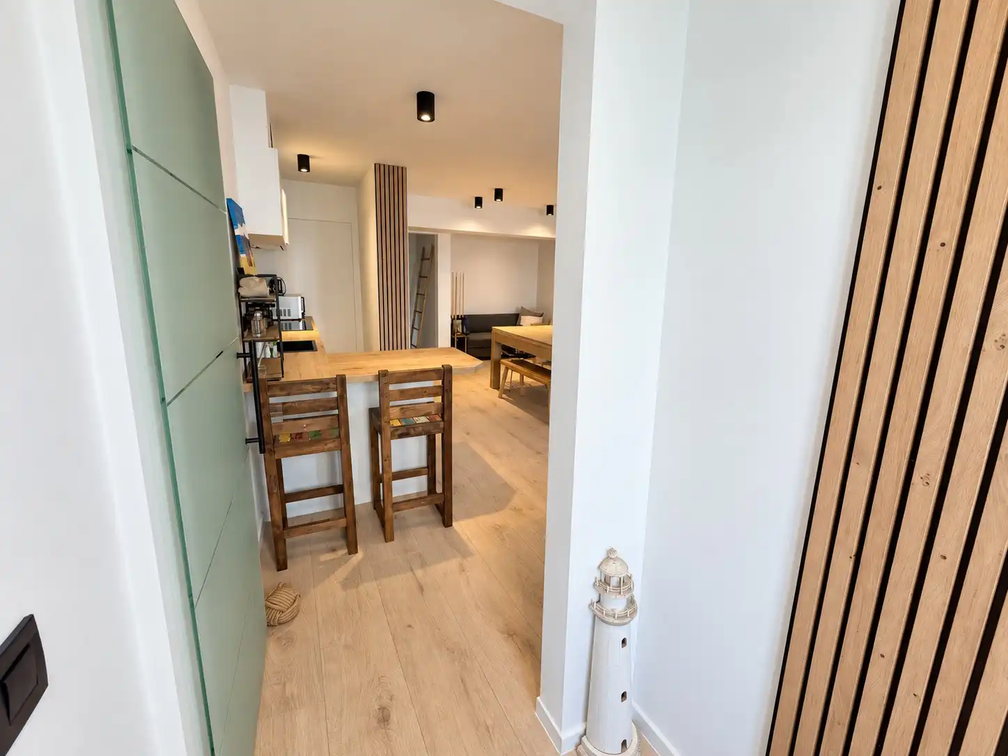 Verzorgd en instapklaar gelijkvloers appartement nabij het centrum van De Haan. foto 4