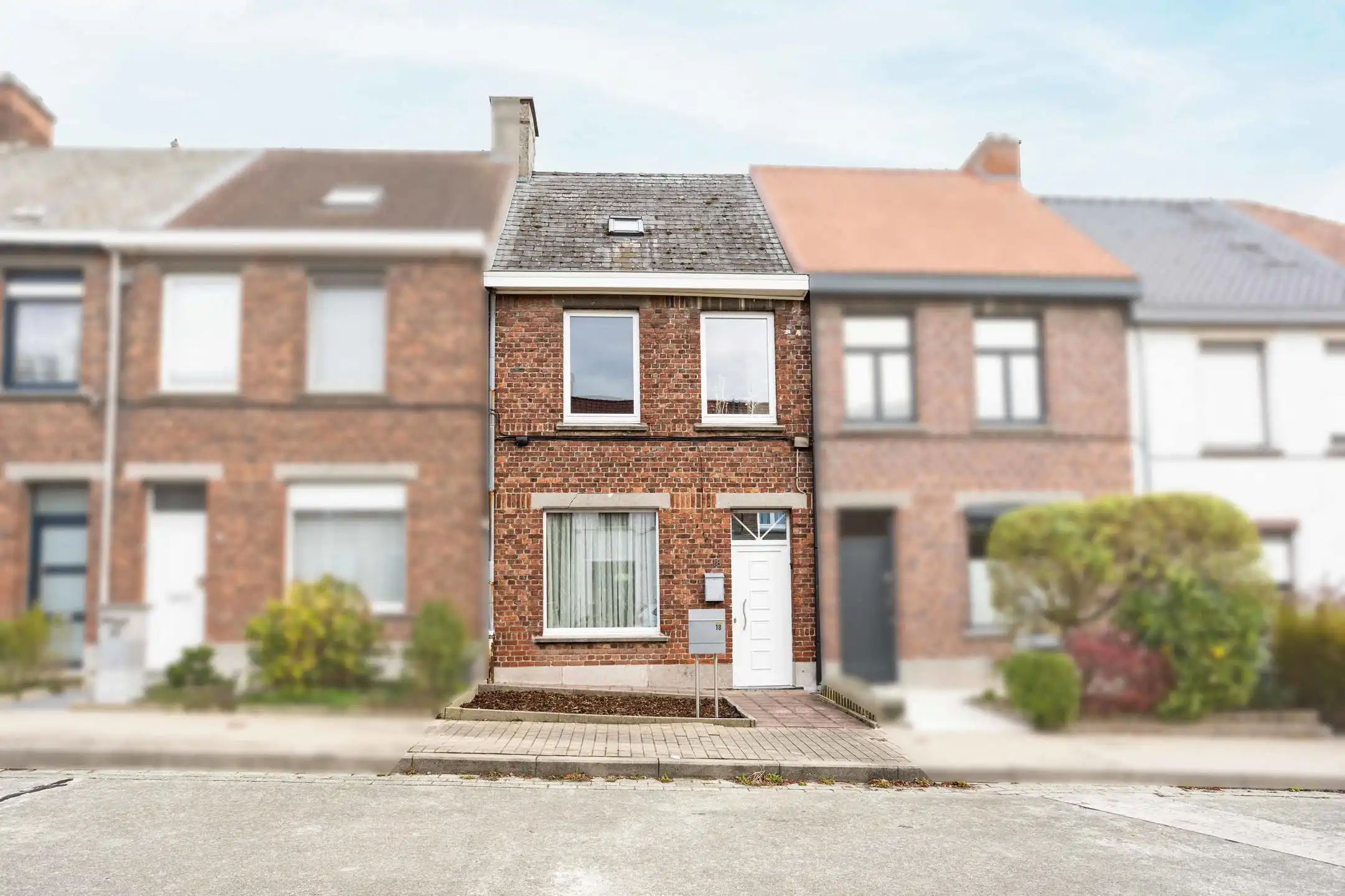 Instapklare rijwoning met garage op rustige locatie in Ronse foto 2