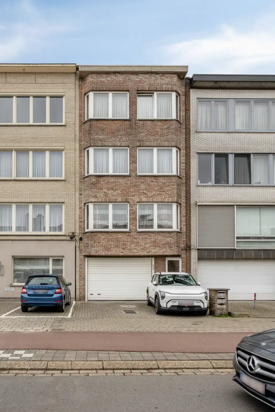 Opbrengsteigendom met 3 verhuurde appartementen nabij stad  foto {{pictureIndex}}