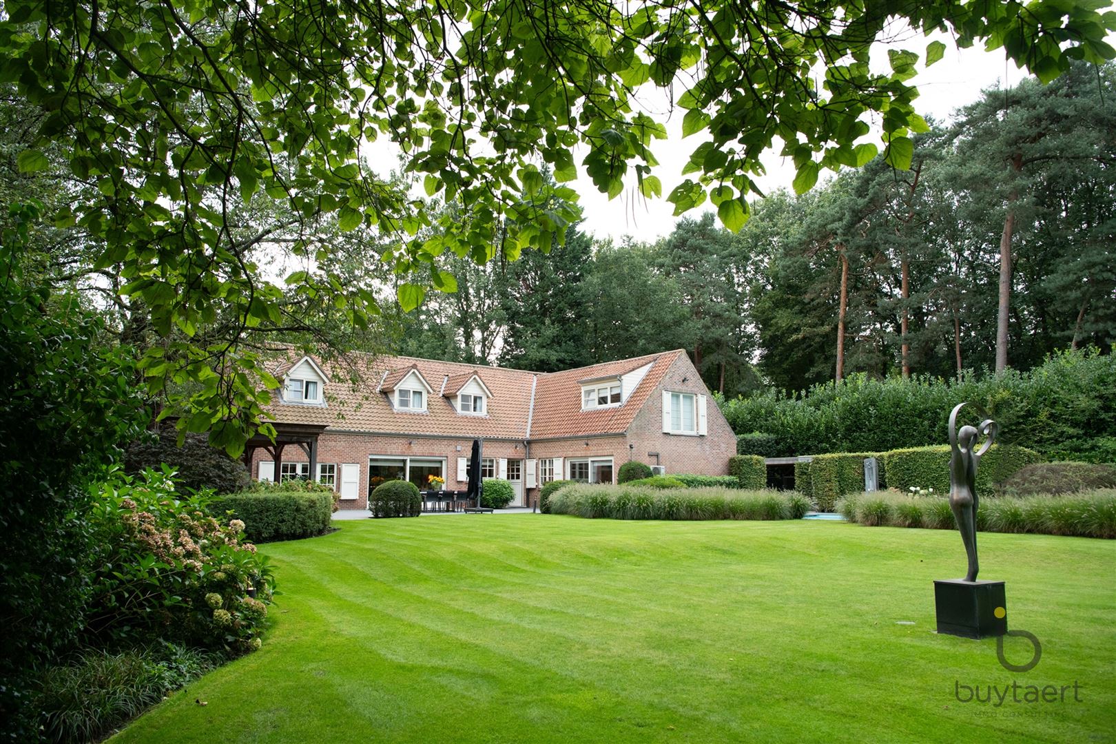 Villa op toplocatie met parktuin en zwembad! foto 1