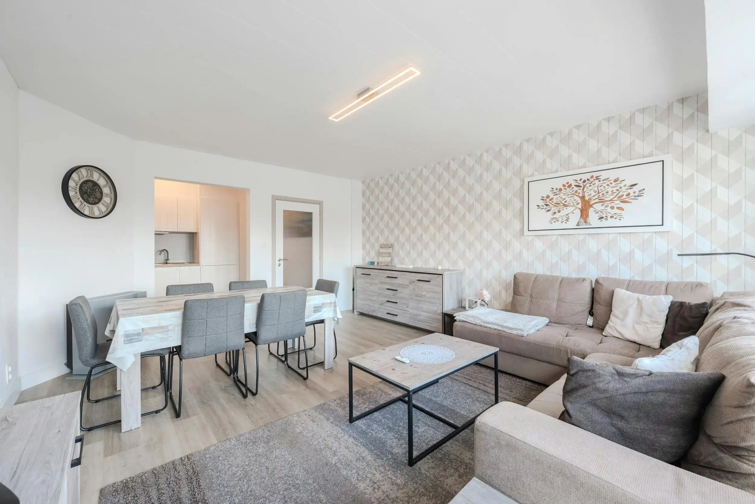 Gerenoveerd 2 slaapkamer appartement vlakbij de Zeedijk! foto 2