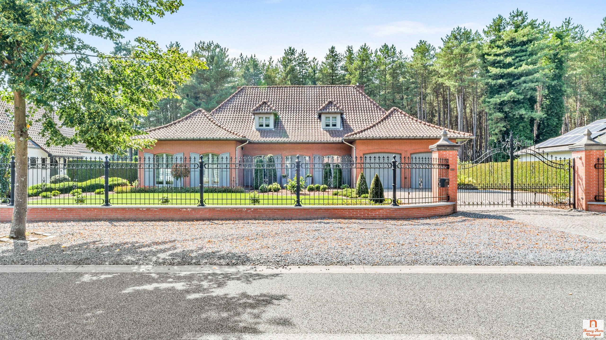 Luxueuze villa met overdekt zwembad, bos en weiland foto {{pictureIndex}}