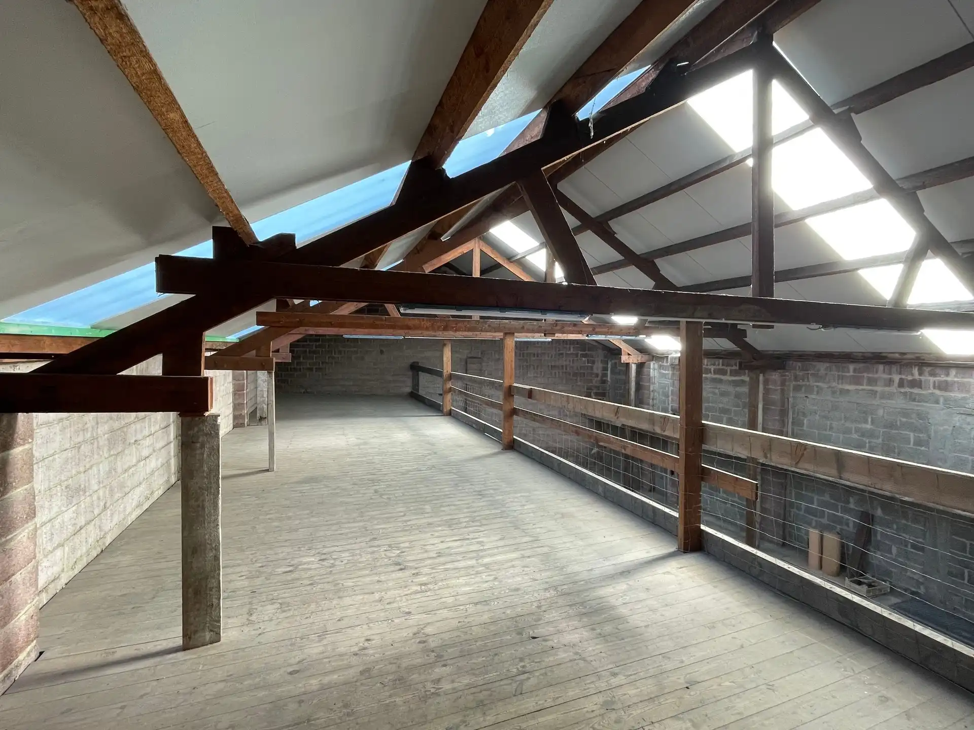 Gunstig gelegen totaal gerenoveerde woning met ruim magazijn. foto 14