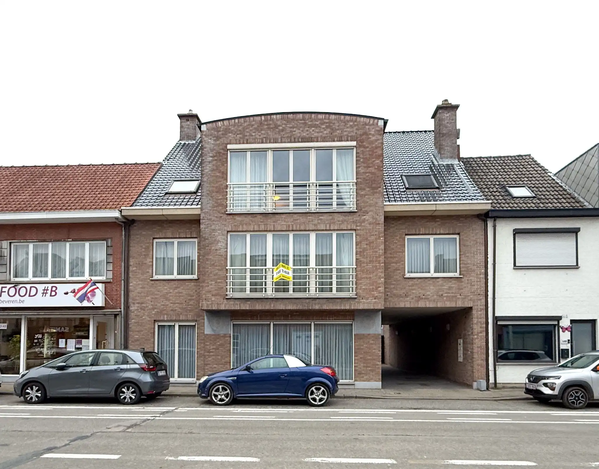 Appartement met twee slaapkamers en garage in het hartje van Beveren foto {{pictureIndex}}
