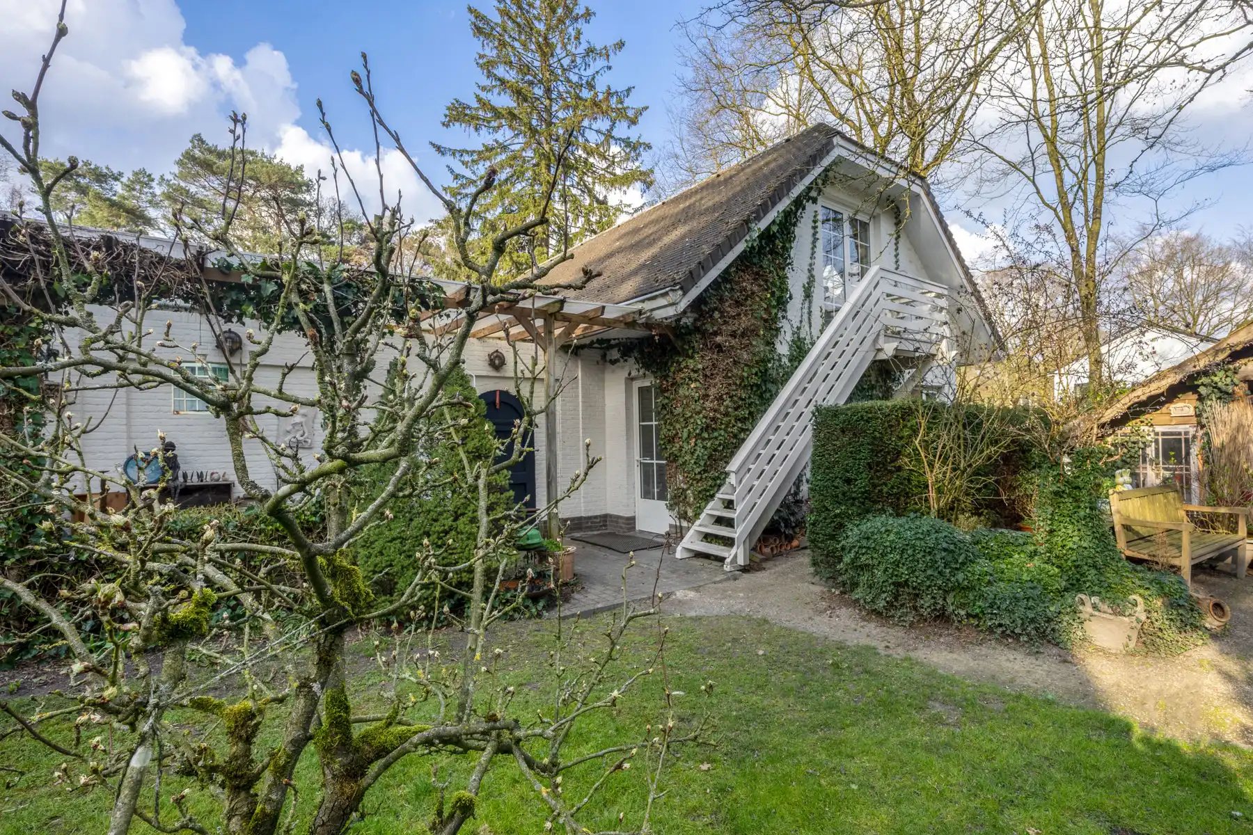 Unieke villa met 4 slpks, 3 bdks, riante garage & guesthouse foto 22