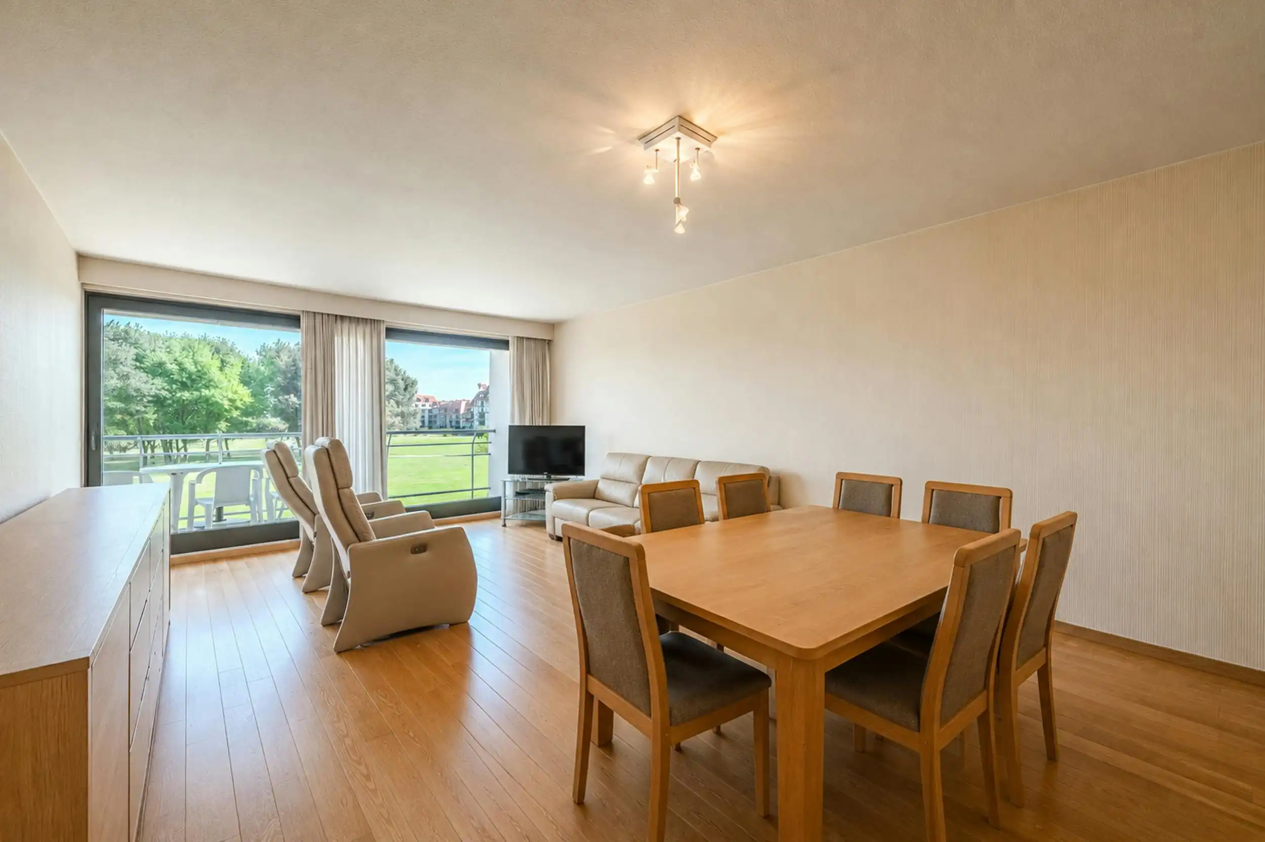 Appartement met twee slaapkamers en uniek open zicht foto 3