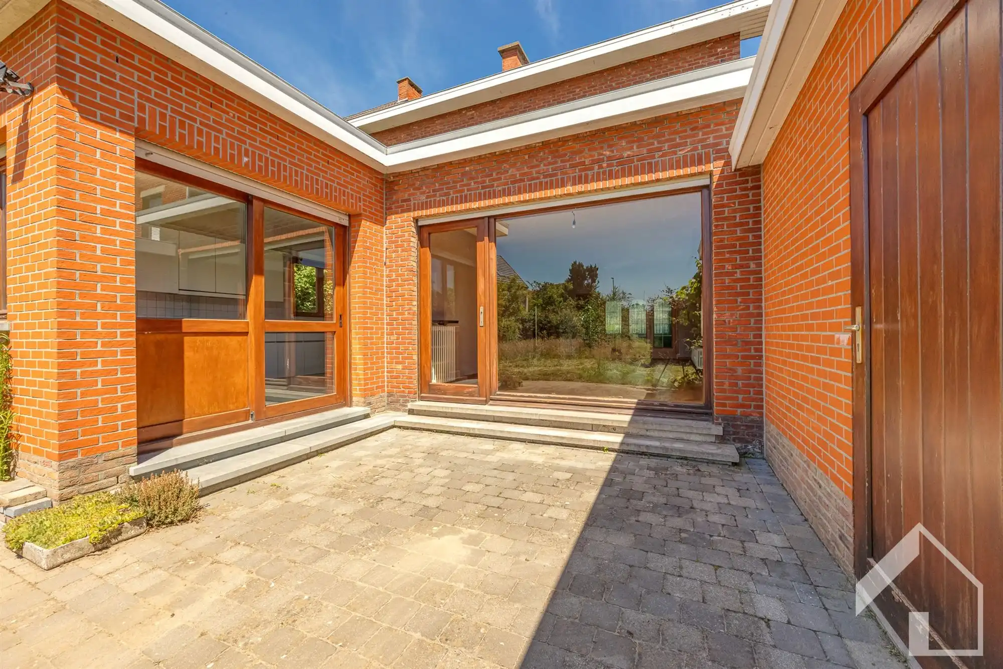 Ruime te renoveren gezinswoning met veel potentieel foto 24