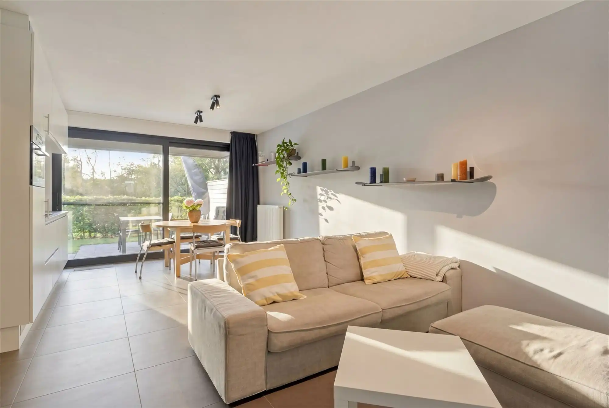 Hoogwaardig afgewerkt gelijkvloers appartement met terras foto 6