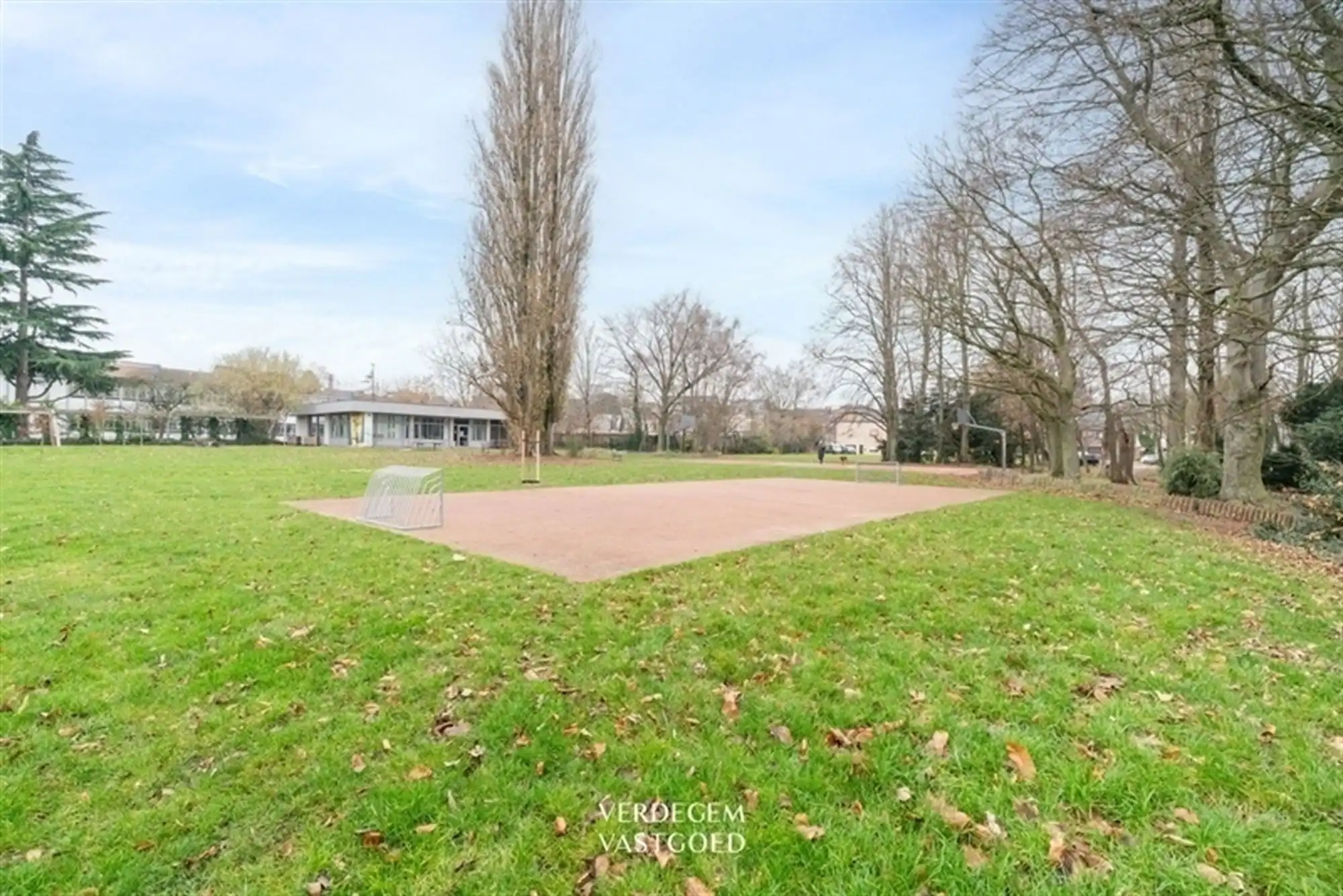 Architecturale woning met meerdere slaapkamers, garage en prachtige tuin foto 31
