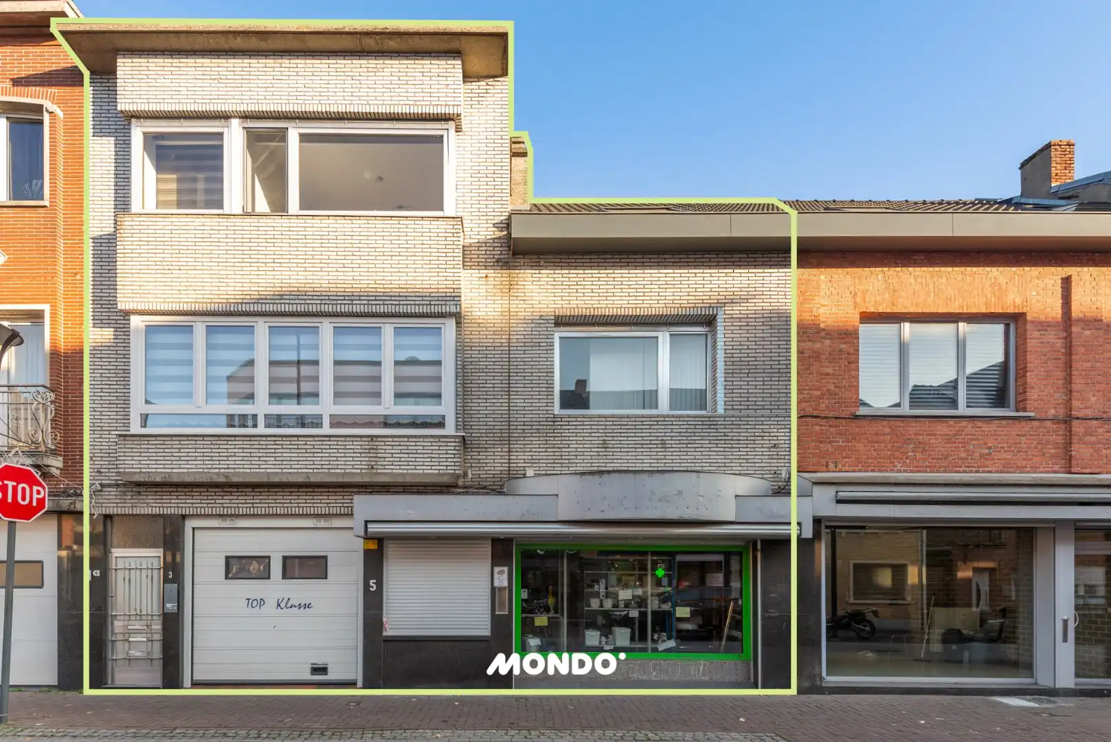 Veelzijdig handelspand met twee duplex appartementen in hartje Willebroek — uitstekende commerciële ligging. foto {{pictureIndex}}