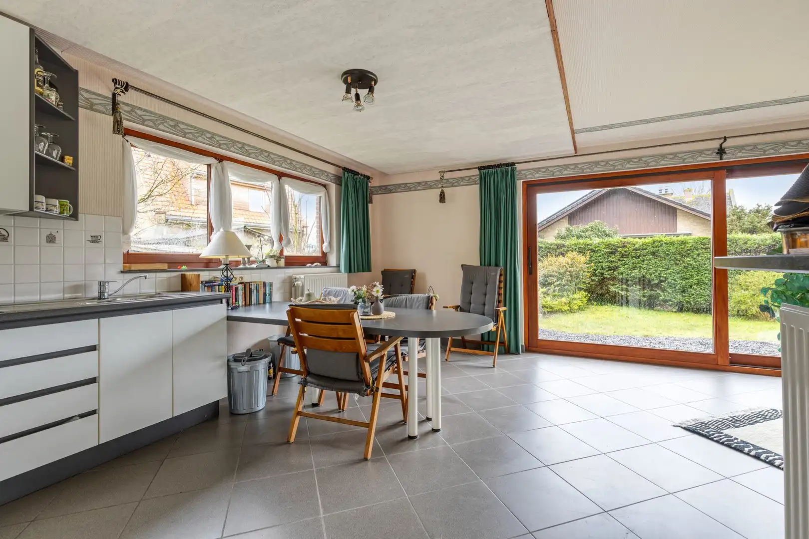 Ruim gelijkvloers appartement met grote tuin in een residentiële wijk ! foto 17