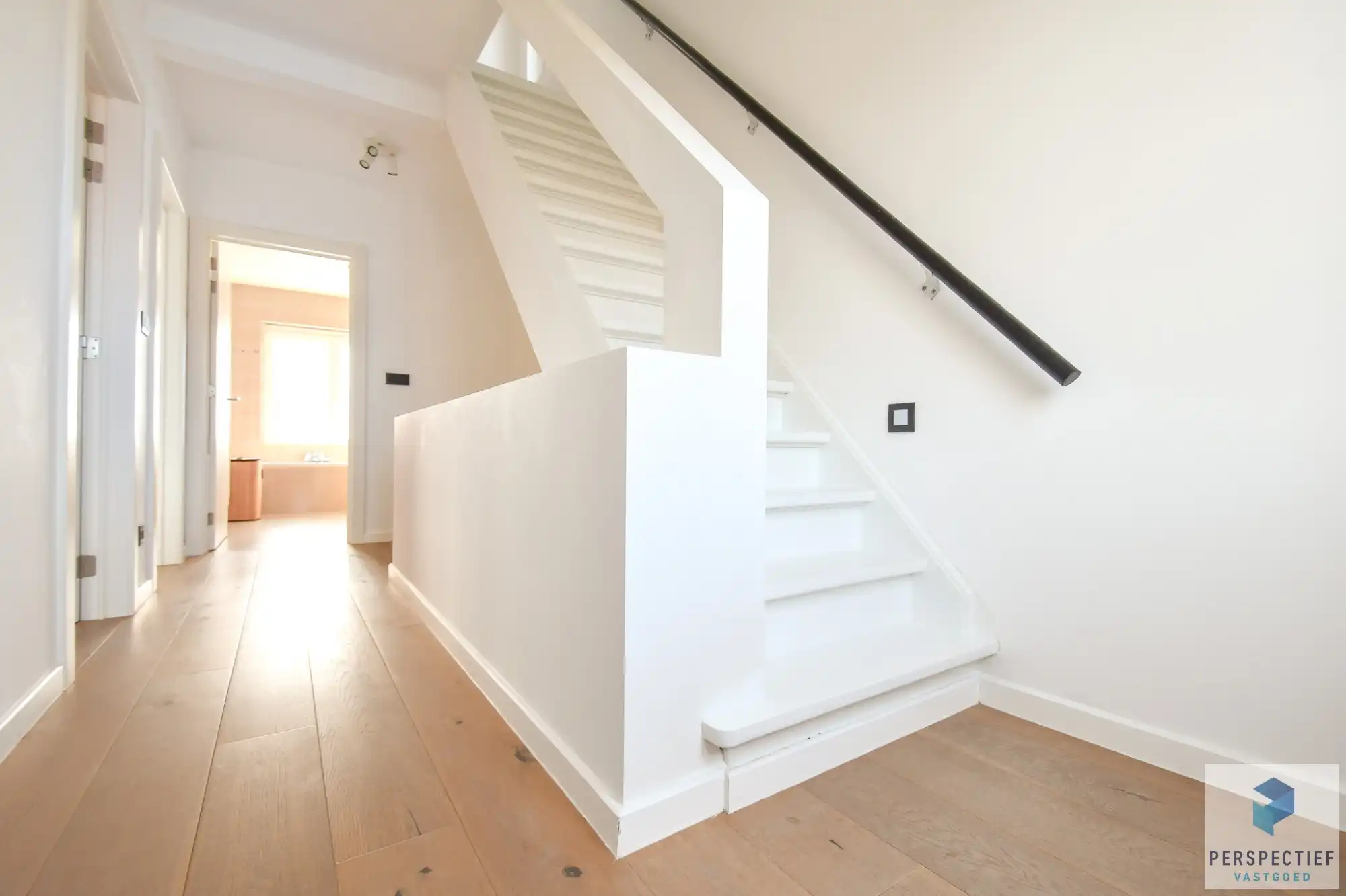 Ruime gerenoveerde woning met 4 slpk, grote tuin en garage foto 21