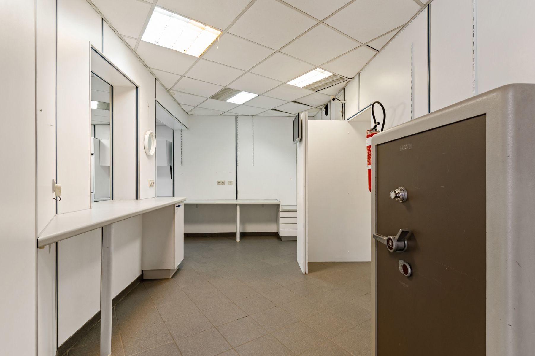 Zeer ruim handelshuis op top locatie in Merksem foto 5