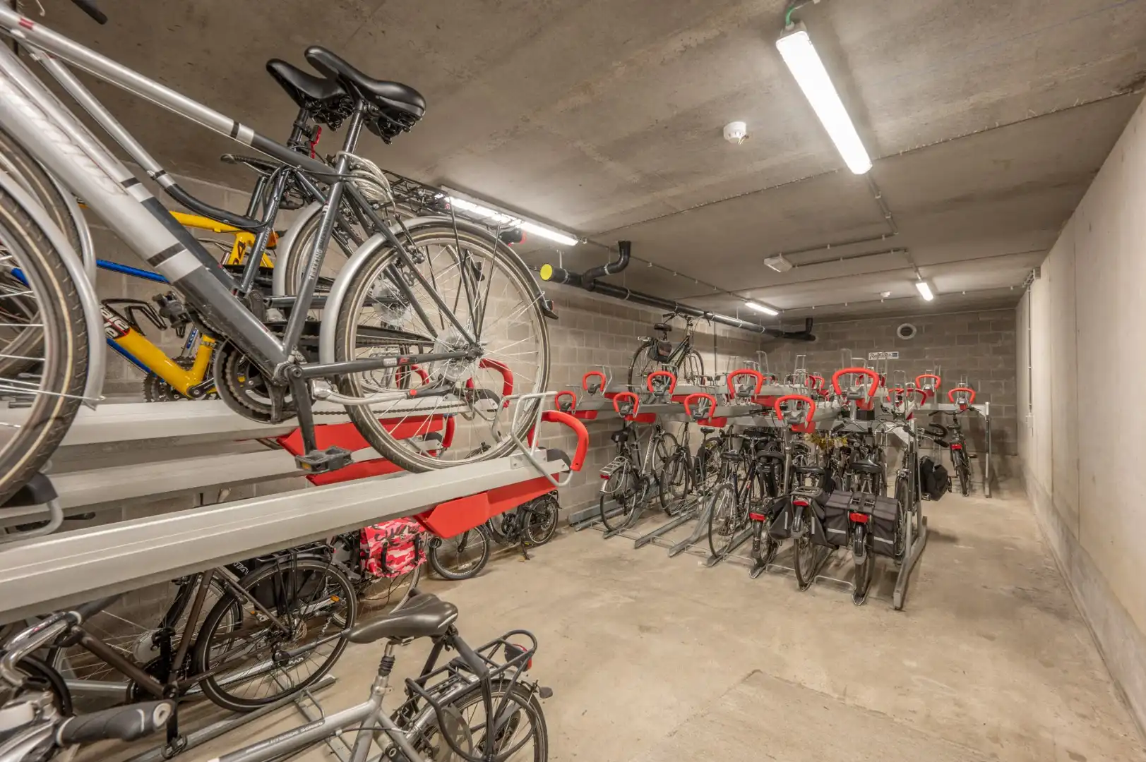Recent appartement met autostaanplaats op een centrale locatie in Brugge! foto 19