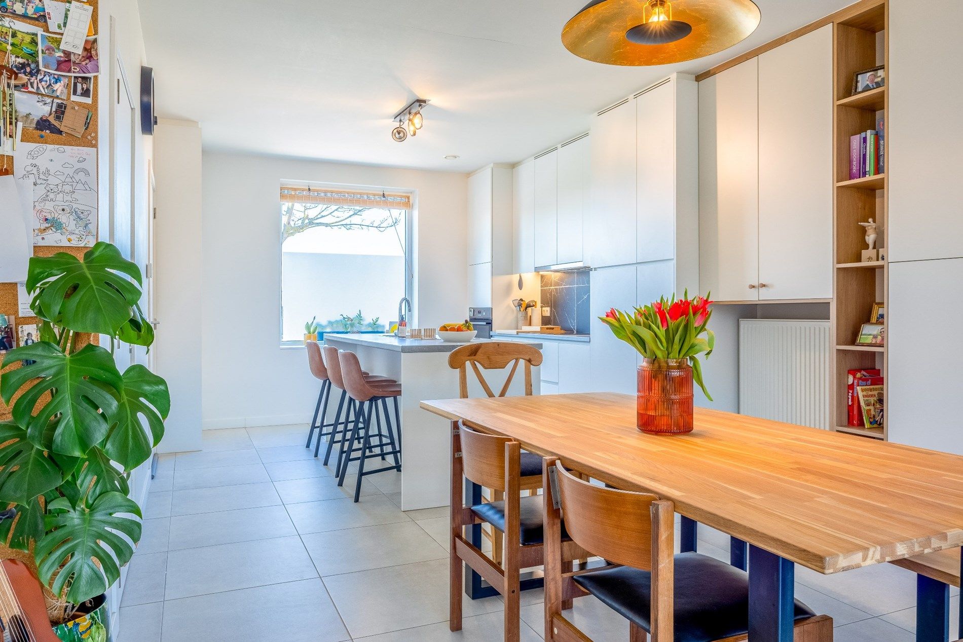 PRACHTIG VERNIEUWDE WONING MET AUTOSTAANPLAATS foto 1