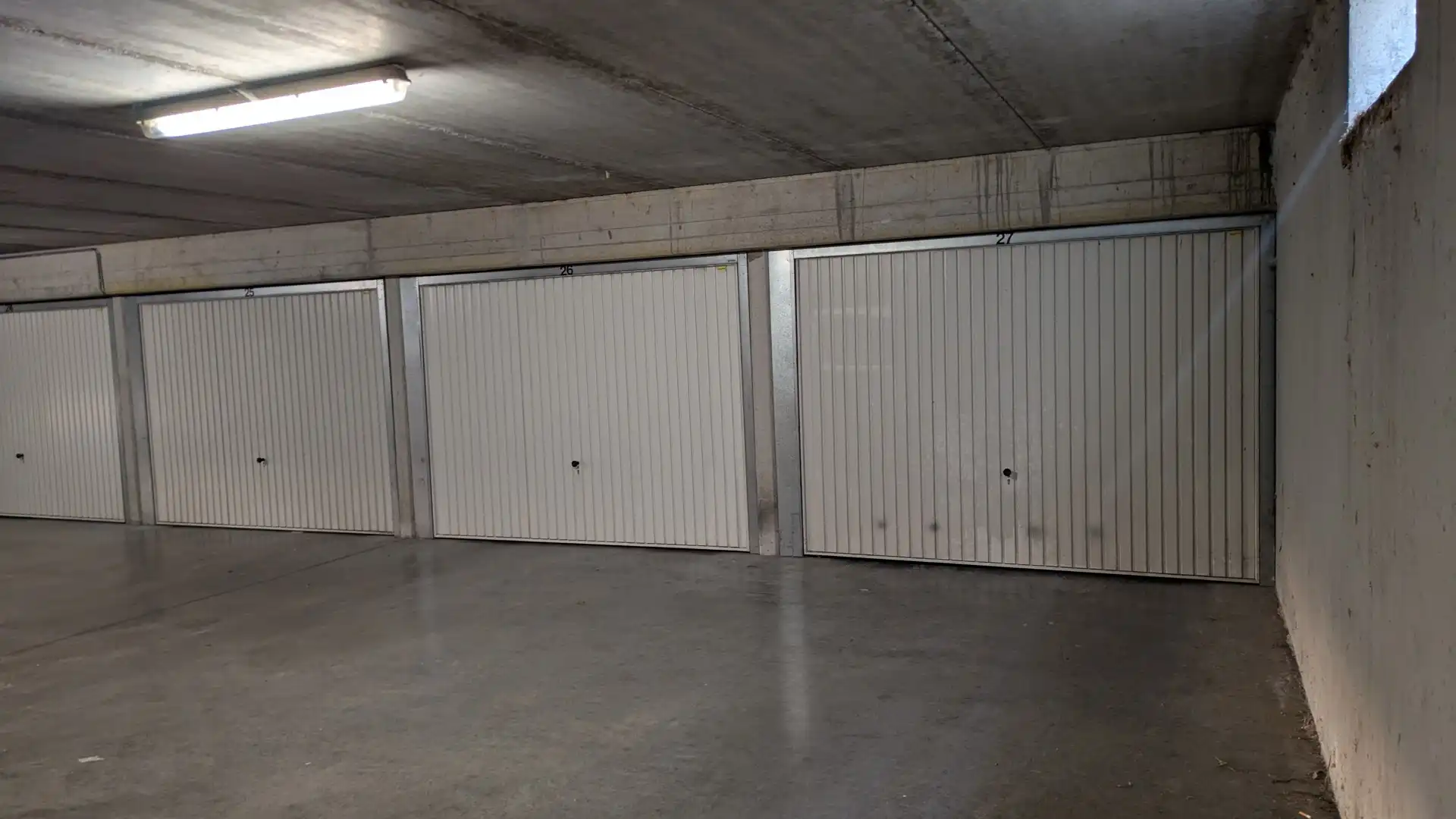 Gesloten garagebox te huur in het centrum van St. Idesbald foto 4