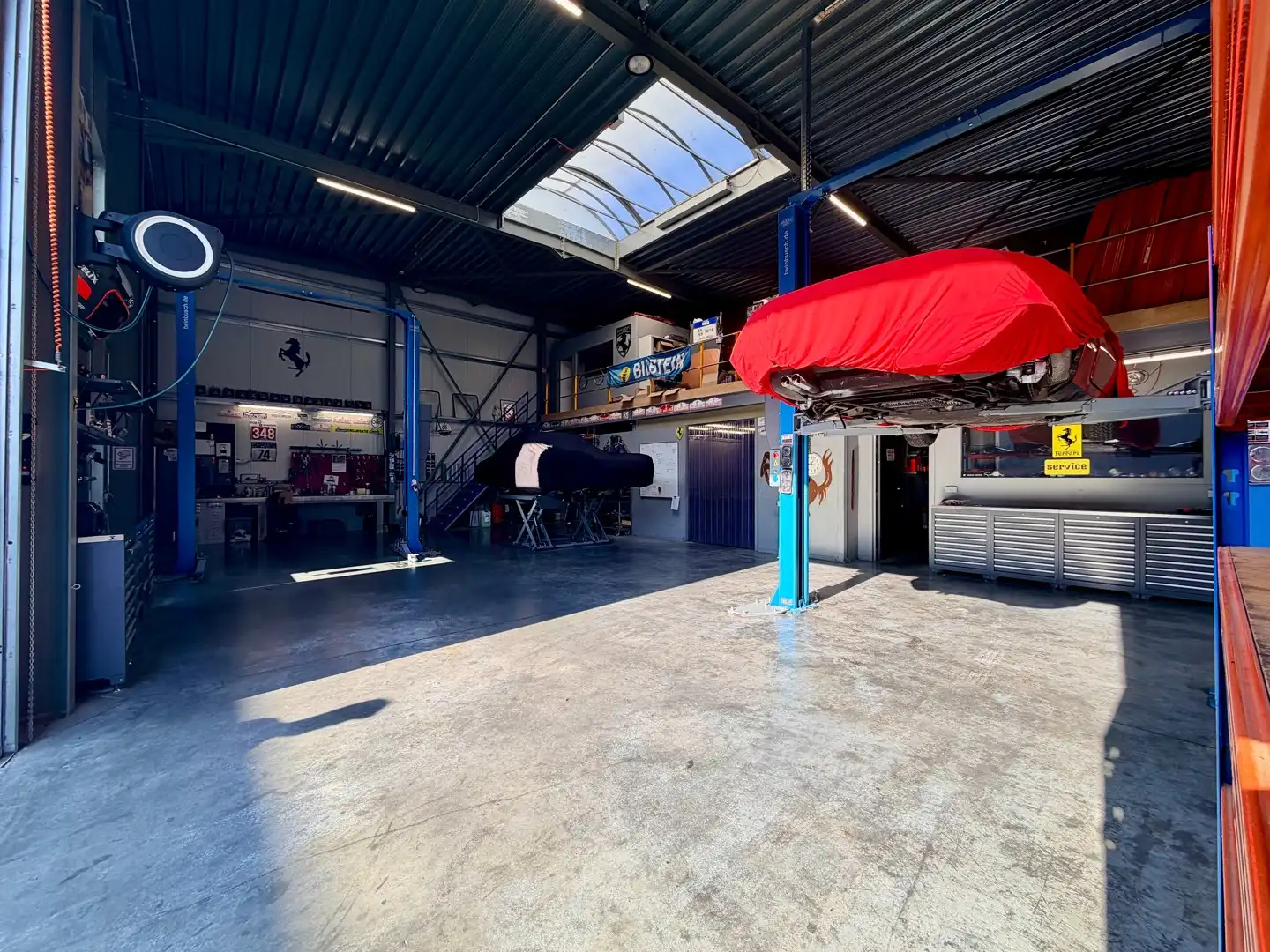 Ruime loods met parkeerplaats te Wielsbeke! foto 3