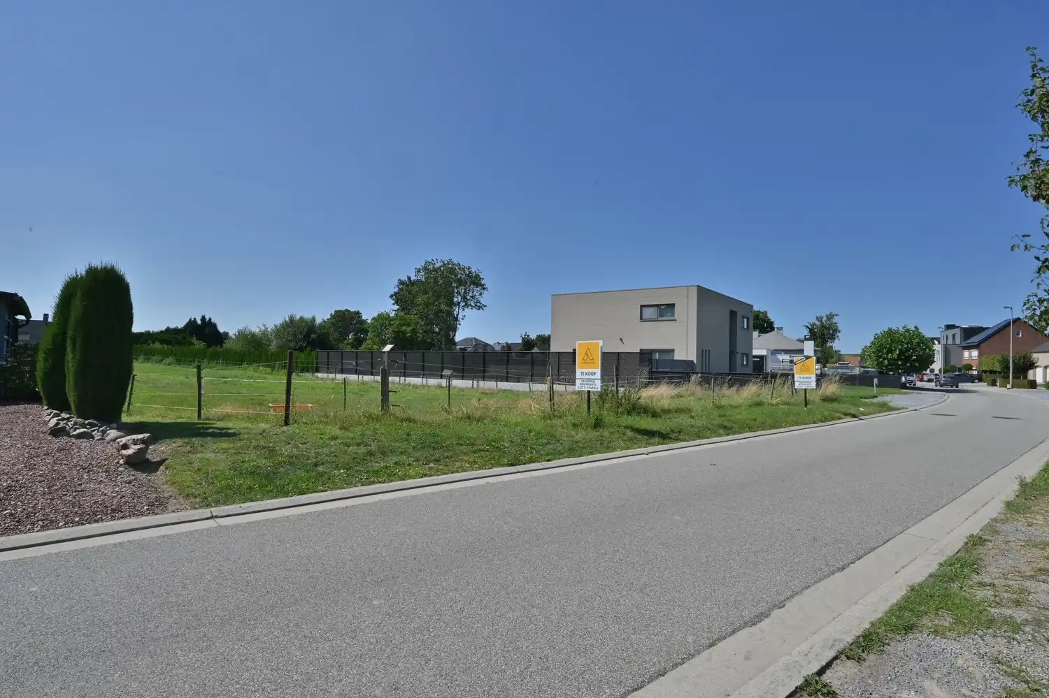 Bouwgrond bestemd voor halfopen bebouwing van 10a 49ca (1.049 m²), centraal gelegen in Lanaken-Veldwezelt foto {{pictureIndex}}