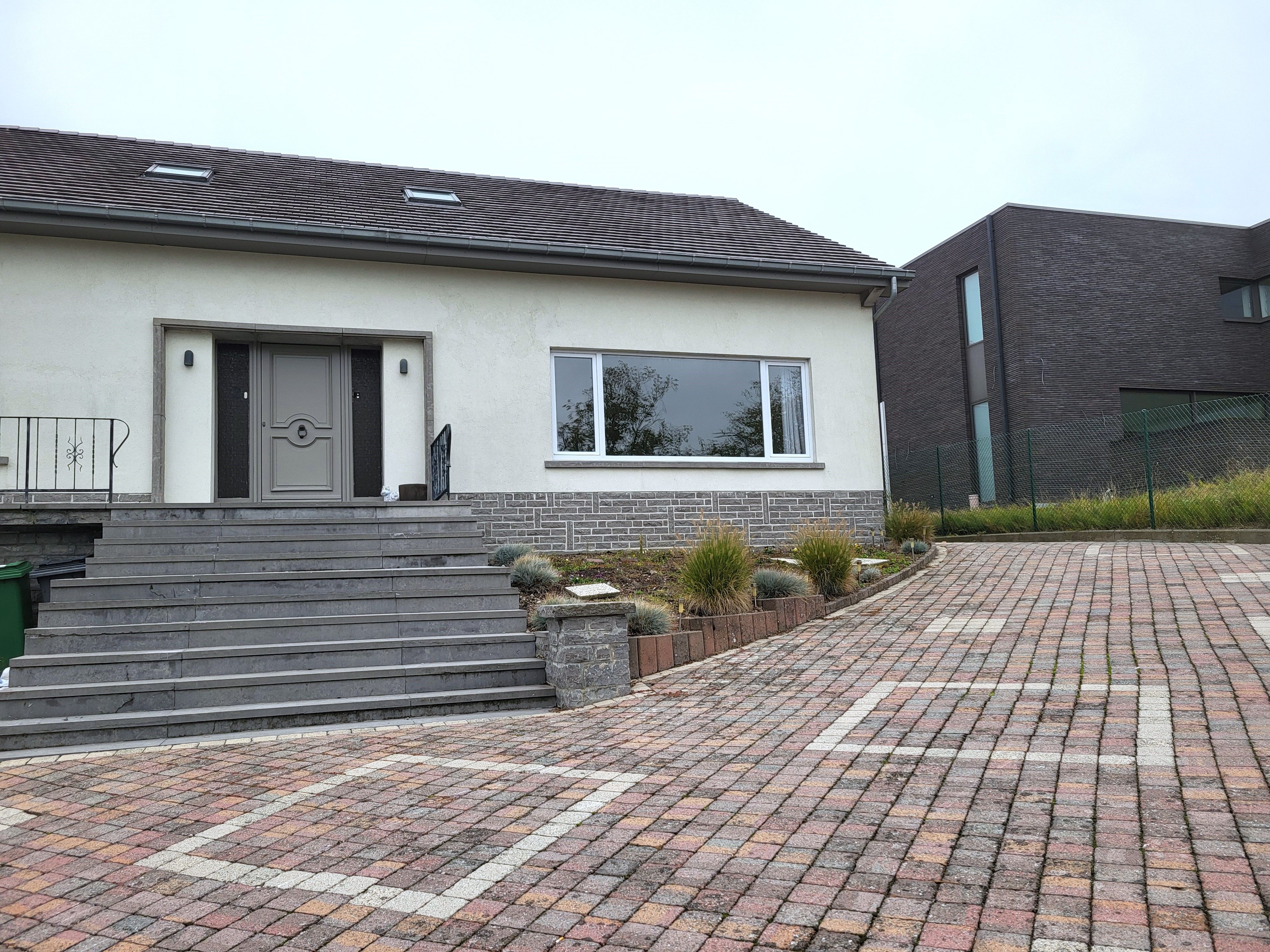 Prachtige koppelwoning met zonnige oprit/ terras, garage en 2 autostaanplaatsen.  foto 3