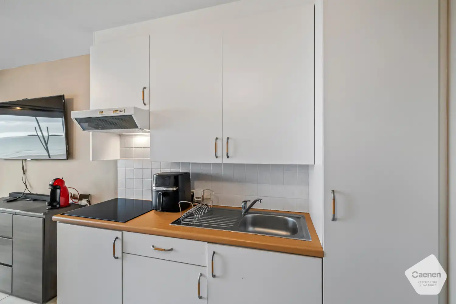 Moderne instapklare studio met prachtig frontaal zicht op zee foto 5