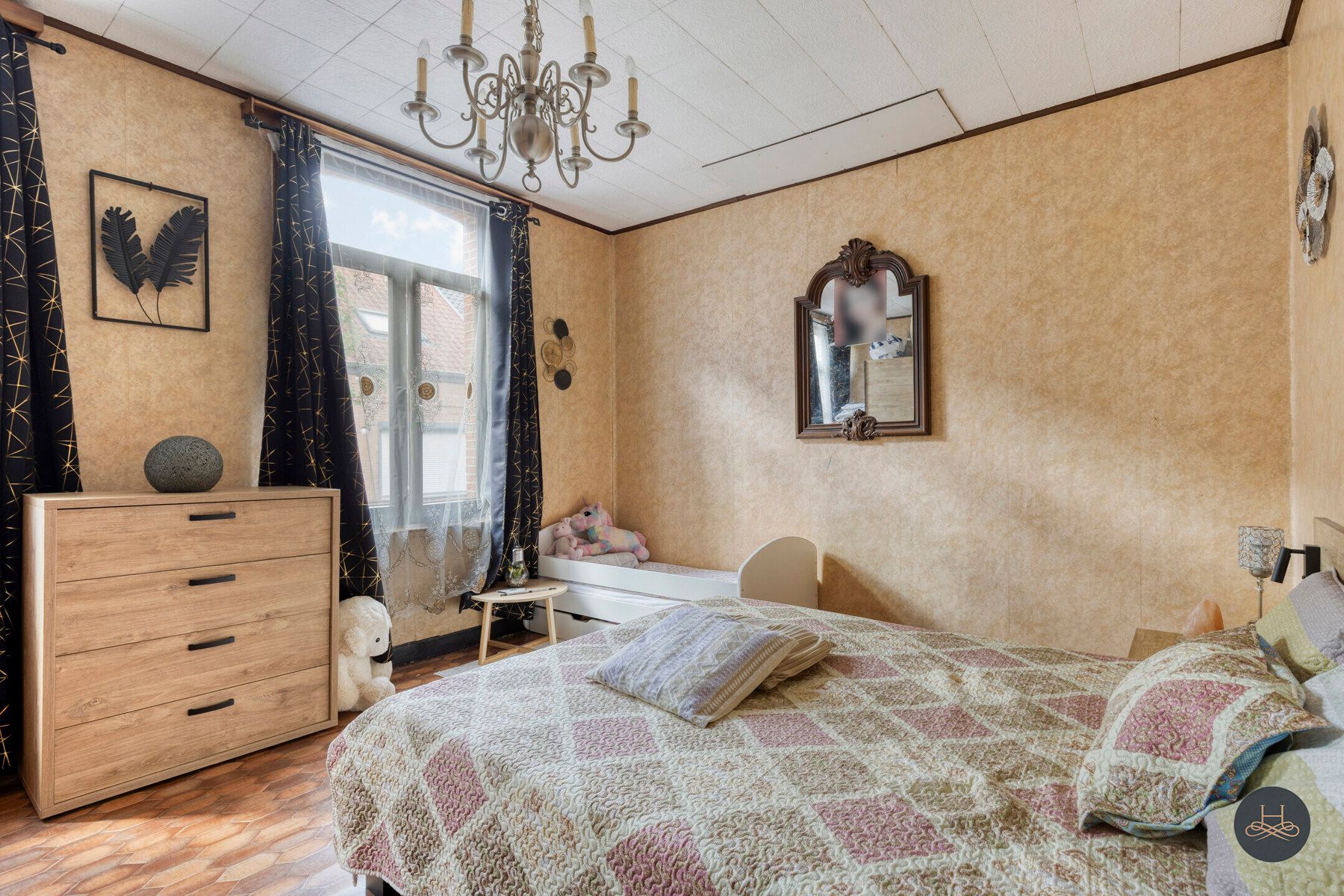 Knappe renovatiewoning met binnenplaats en 4 slaapkamers foto 15