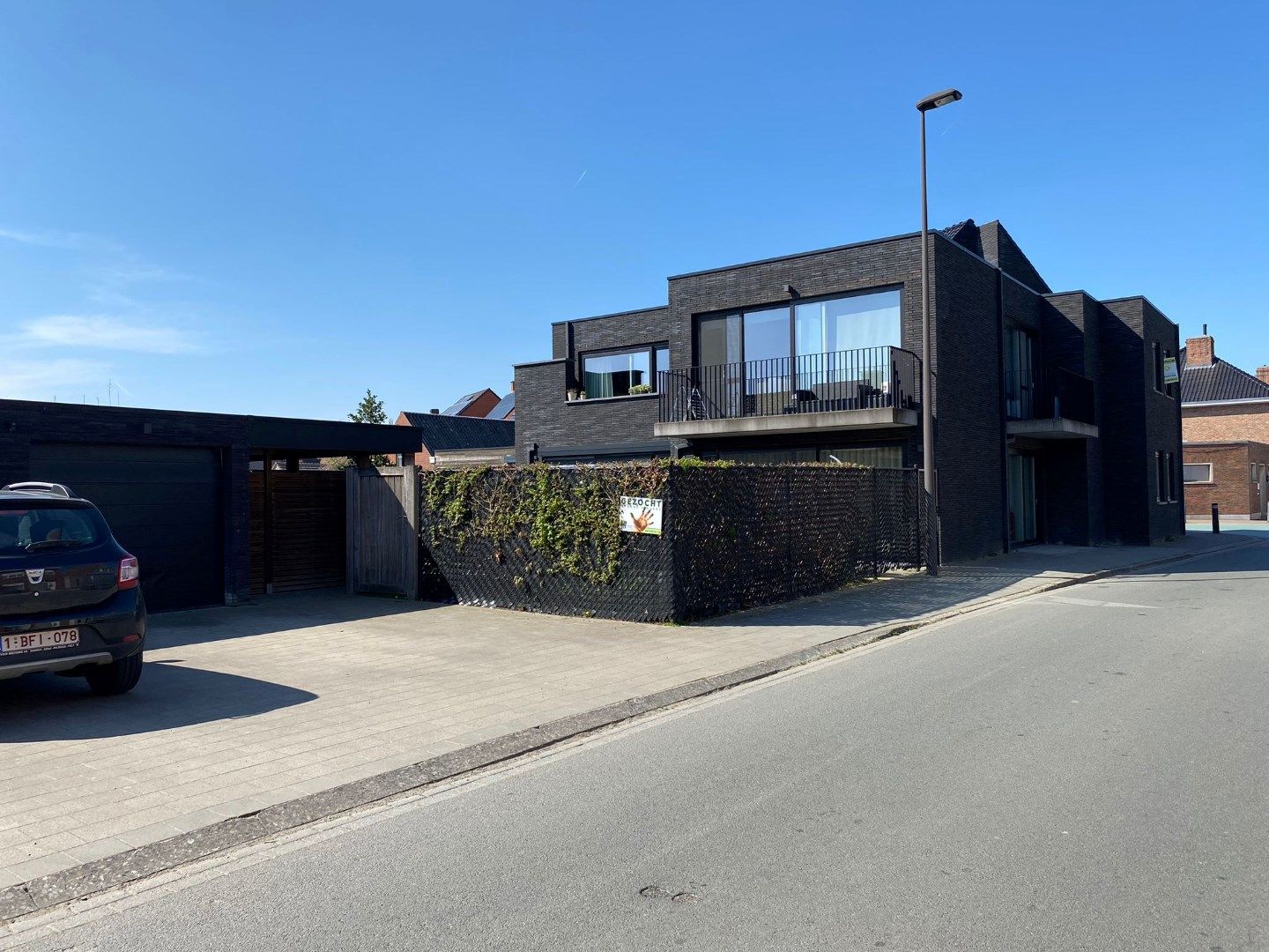 INSTAPKLAAR EN ENERGIEZUINIG APPARTEMENT MET 2 SLPKS | 2 TERRASSEN EN GARAGEBOX foto {{pictureIndex}}