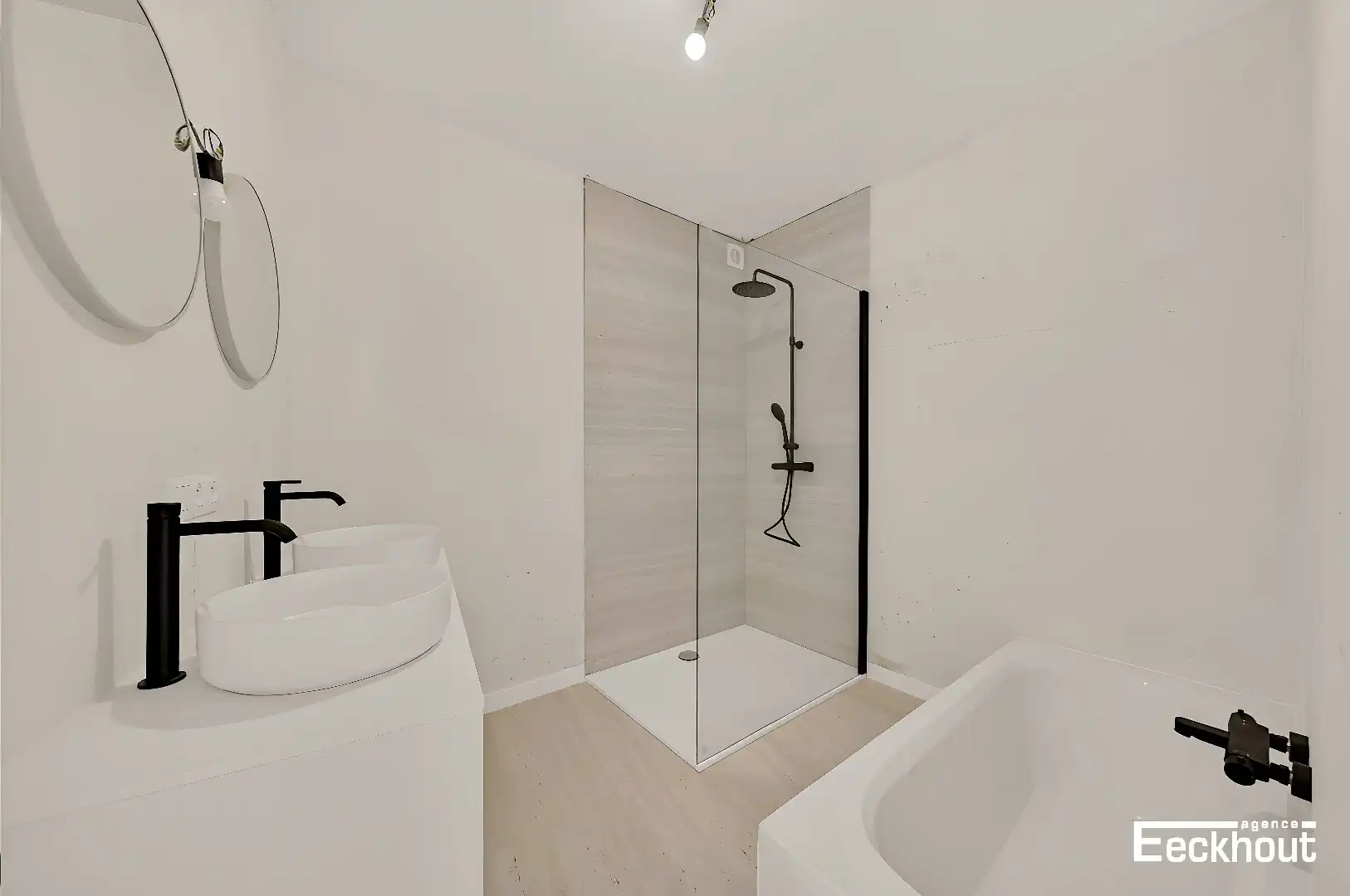 Prachtig gerenoveerd appartement met 2 slaapkamers en terrassen! foto 6