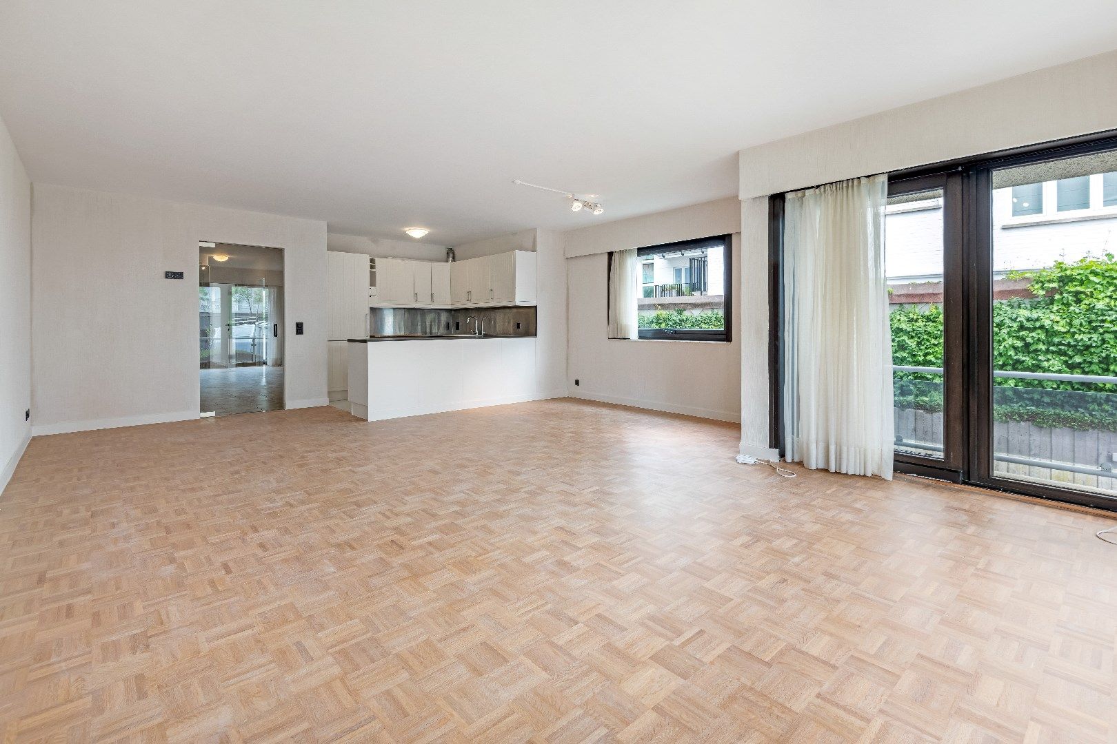 Ongemeubeld hoekappartement met veel licht en mooie terrassen vlakbij het Albertplein in het Zoute.  foto {{pictureIndex}}