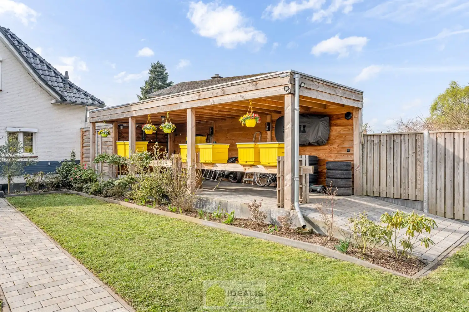 Recent gerenoveerde en perfect onderhouden eengezinswoning met lichtrijke leefruimte, praktisch uitgeruste keuken, 3 slaapkamers, knappe badkamer en knap bijgebouw! foto 46