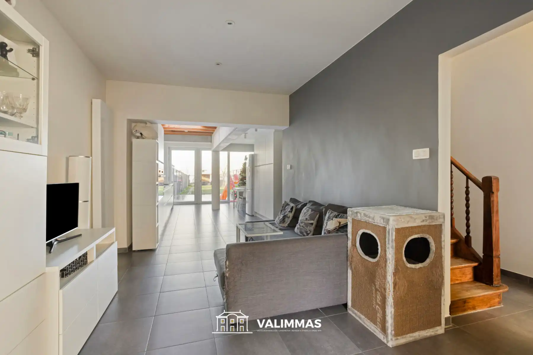 Totaal gerenoveerde woning met parking en mooie tuin... foto 4