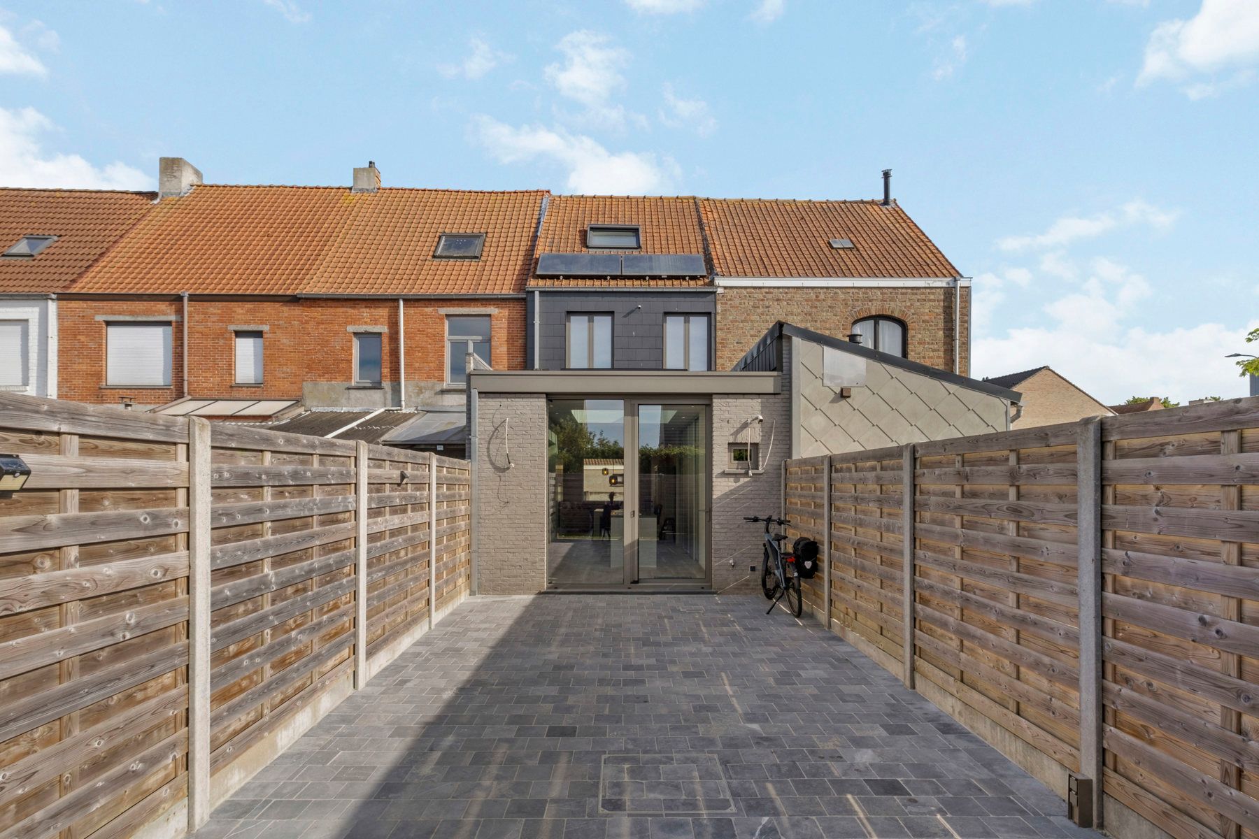 Moderne gerenoveerde stadswoning op rustige ligging in Gistel. foto 6