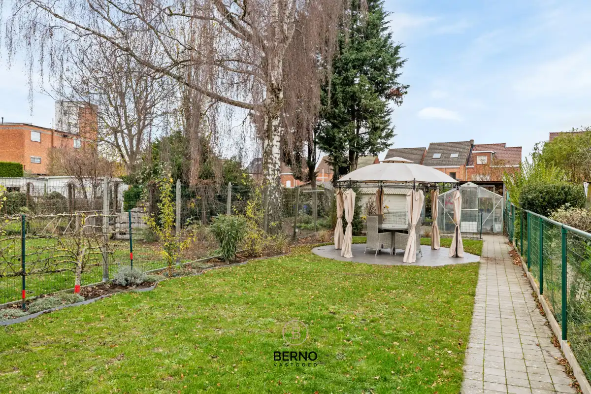 Ruime, gerenoveerde woning met knappe tuin foto 14