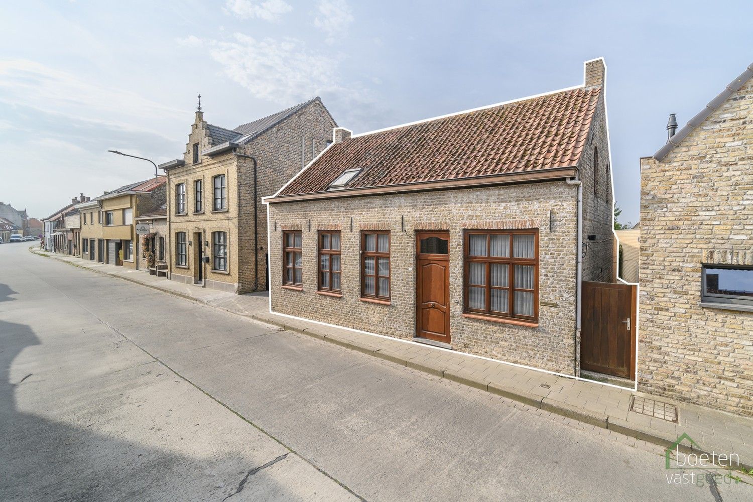 LEISELE: Charmante dorpswoning met 3 slpks, heel wat ruimte, zongericht terras, uitweg achteraan met garage en diepe tuin op 865m² totale grondopp. foto 2