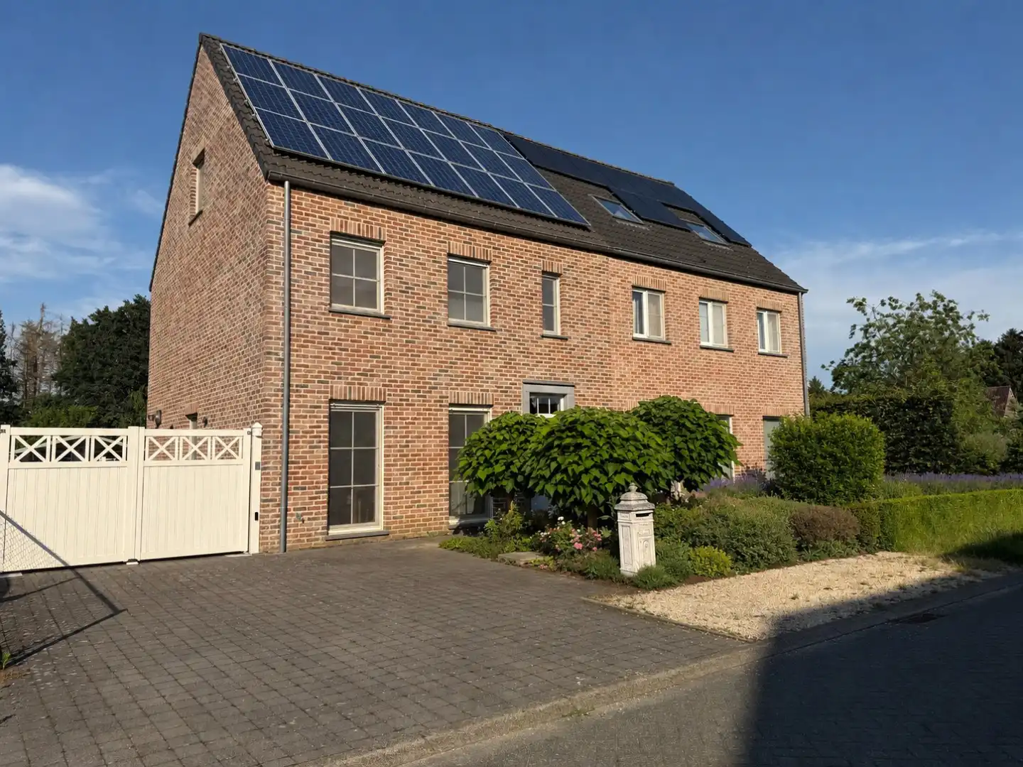 Instapklare halfopen bebouwing met 3 slaapkamers, afgewerkte zolder, zwembad en EPC A foto {{pictureIndex}}