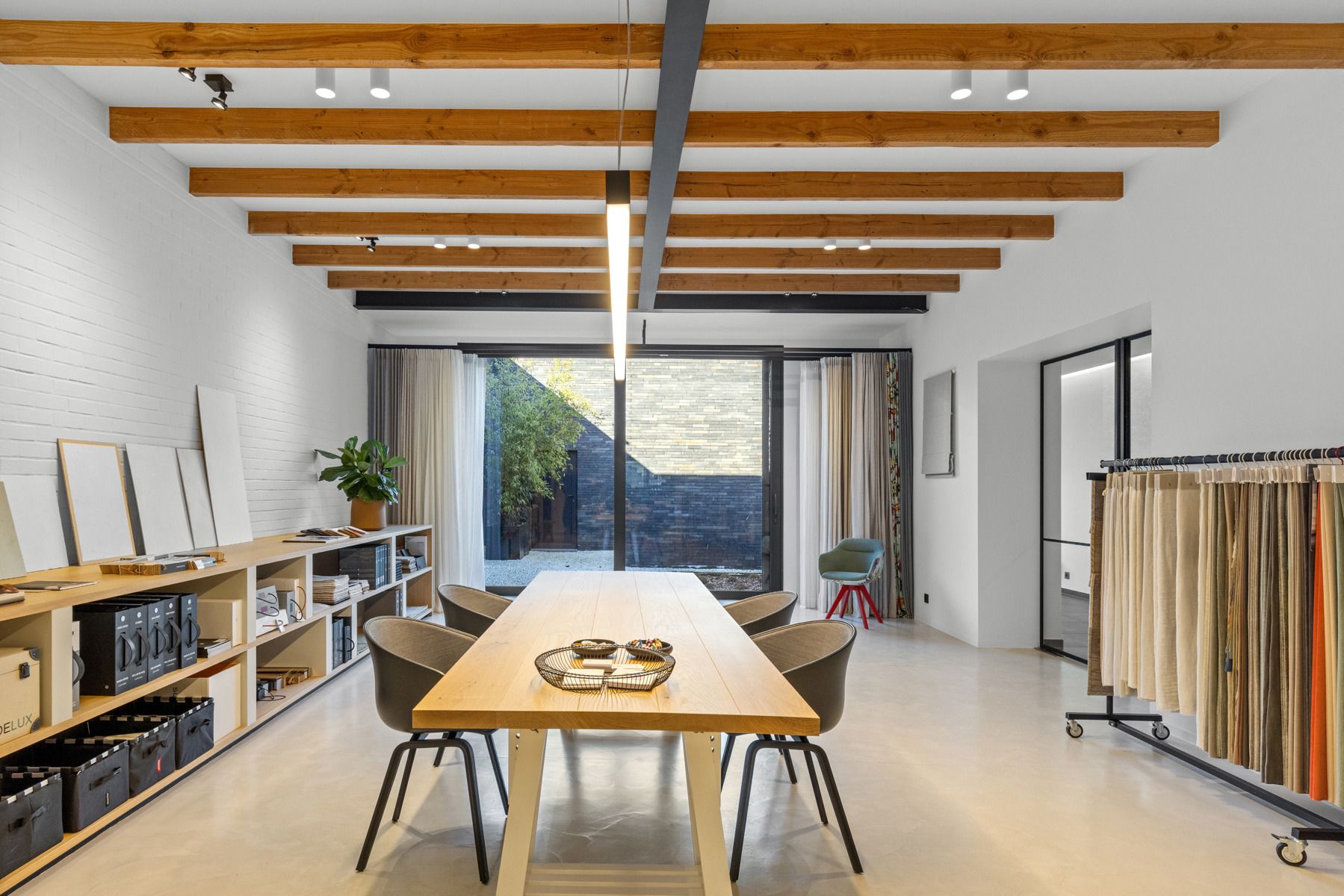 Unieke eigendom met ingericht kantoor, duplex en parking!  foto 5
