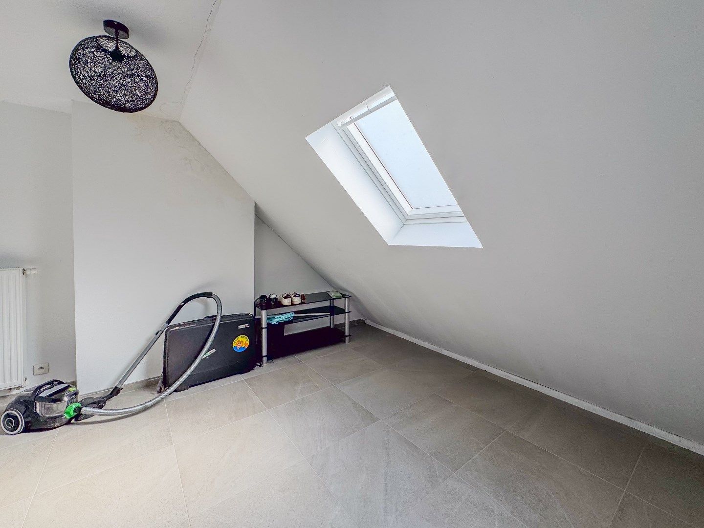 Ruime rijwoning met 3 slaapkamers en grote garage. foto 14
