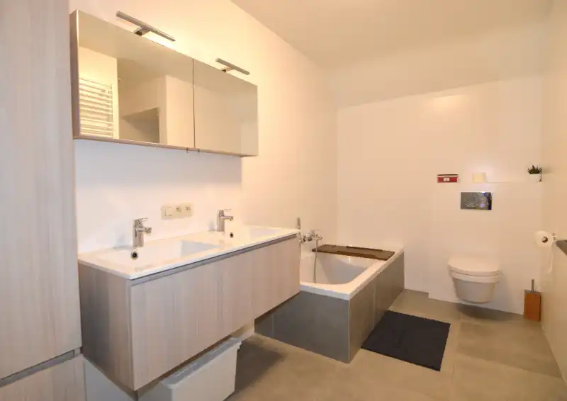 Appartement met 2 slaapkamers, terras en autostaanplaats te Boortmeerbeek. foto 4