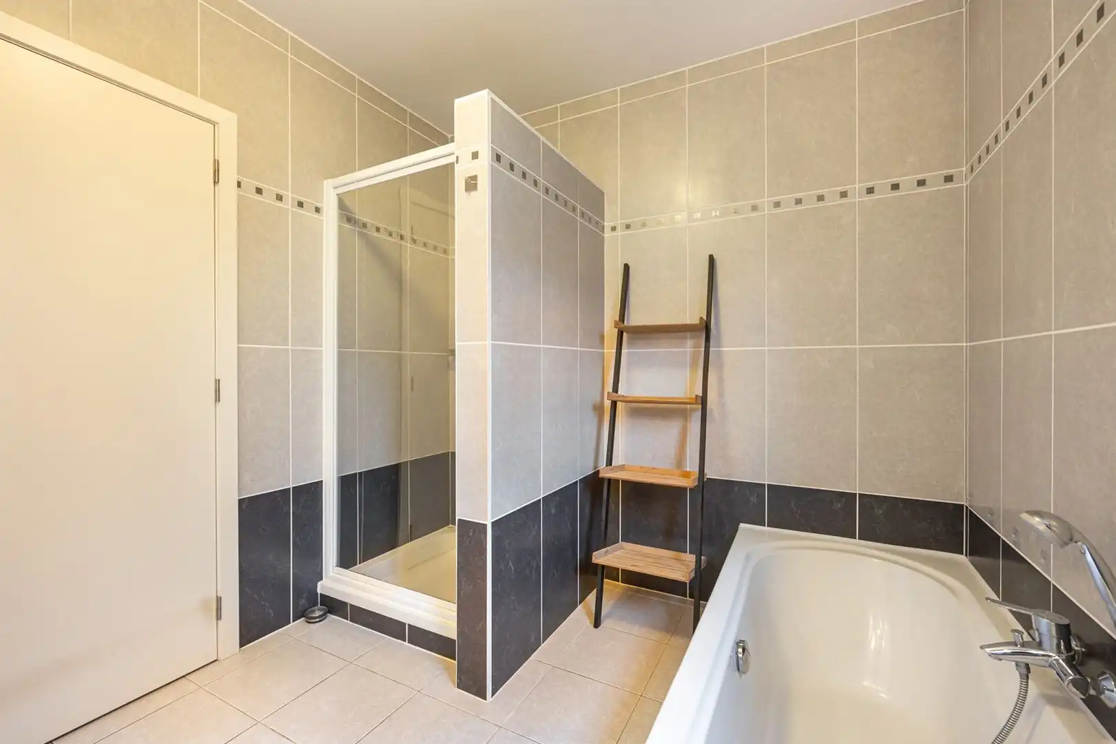 Ruim & licht appartement met zuidwest tuin. foto 15