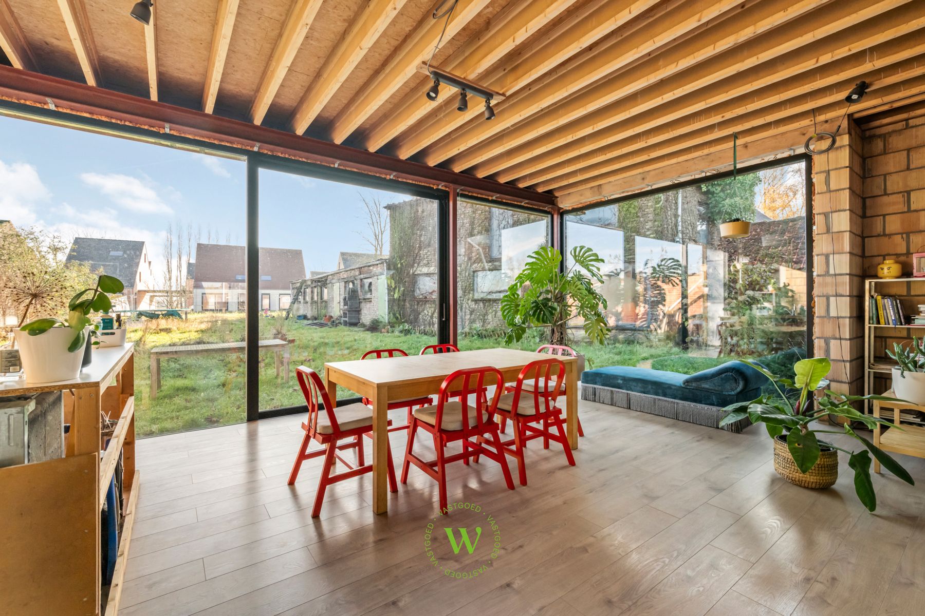 Af te werken woning met ruim bijgebouw te Ruddervoorde foto {{pictureIndex}}