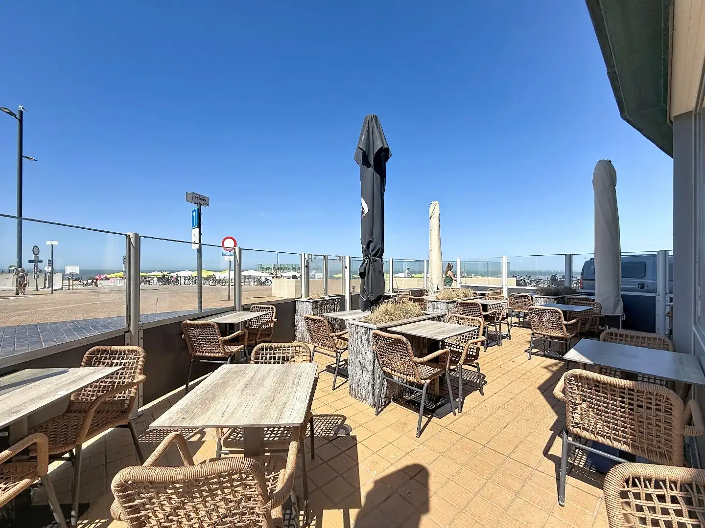 SCHITTEREND VERNIEUWD RESTAURANT / TEAROOM – TOPLOCATIE ZEEDIJK – ZONNETERRAS foto 2